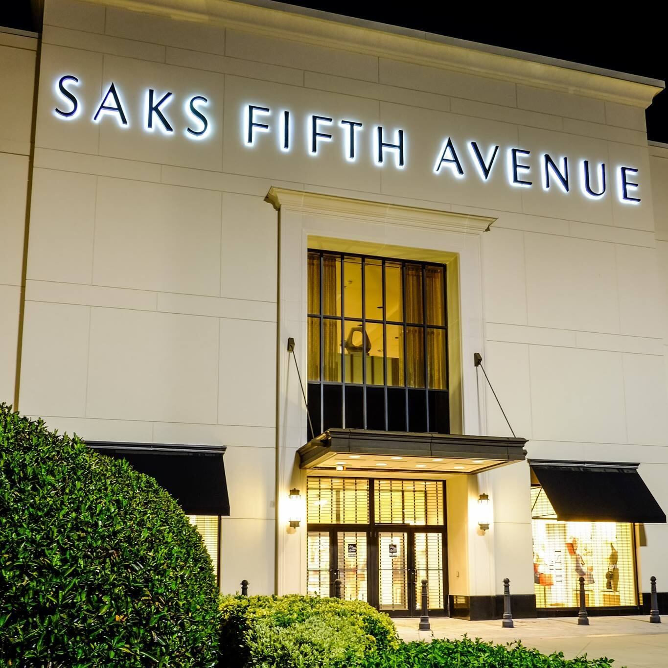 En 2026, Saks Fifth Avenue cerrará al menos nueve de sus tiendas de lujo (Saks Fifth Avenue)
