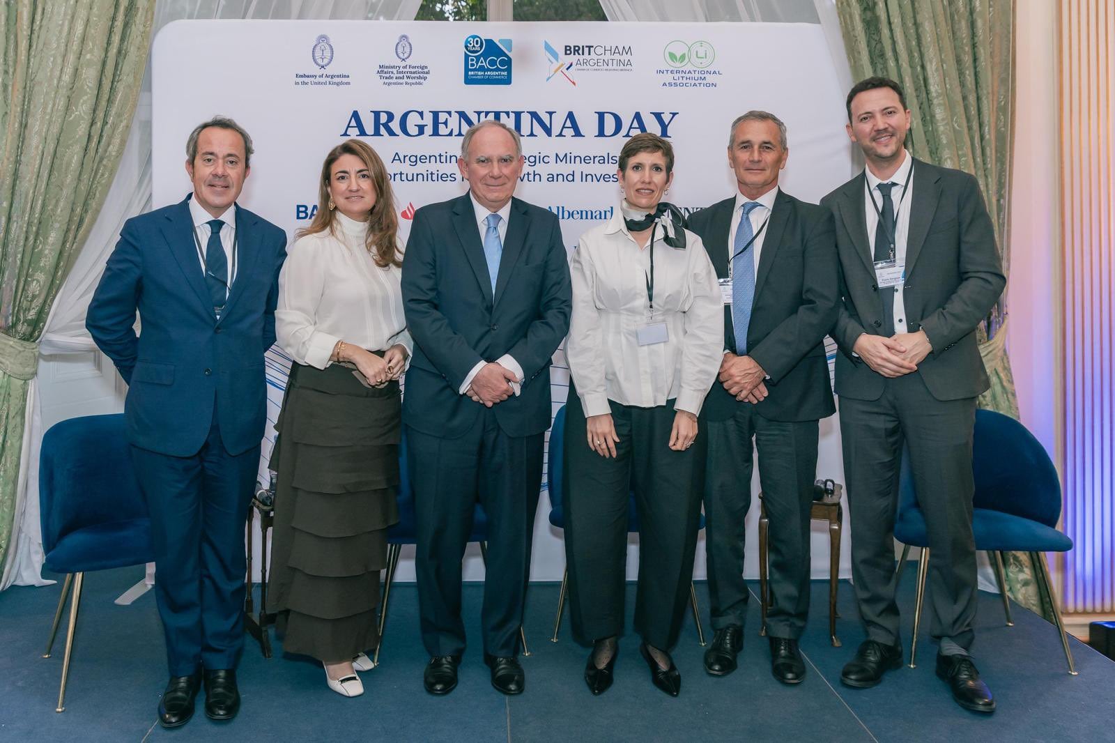 El secretario de Energía, Luis Lucero (en el medio), durante el Argentina Day en Londres