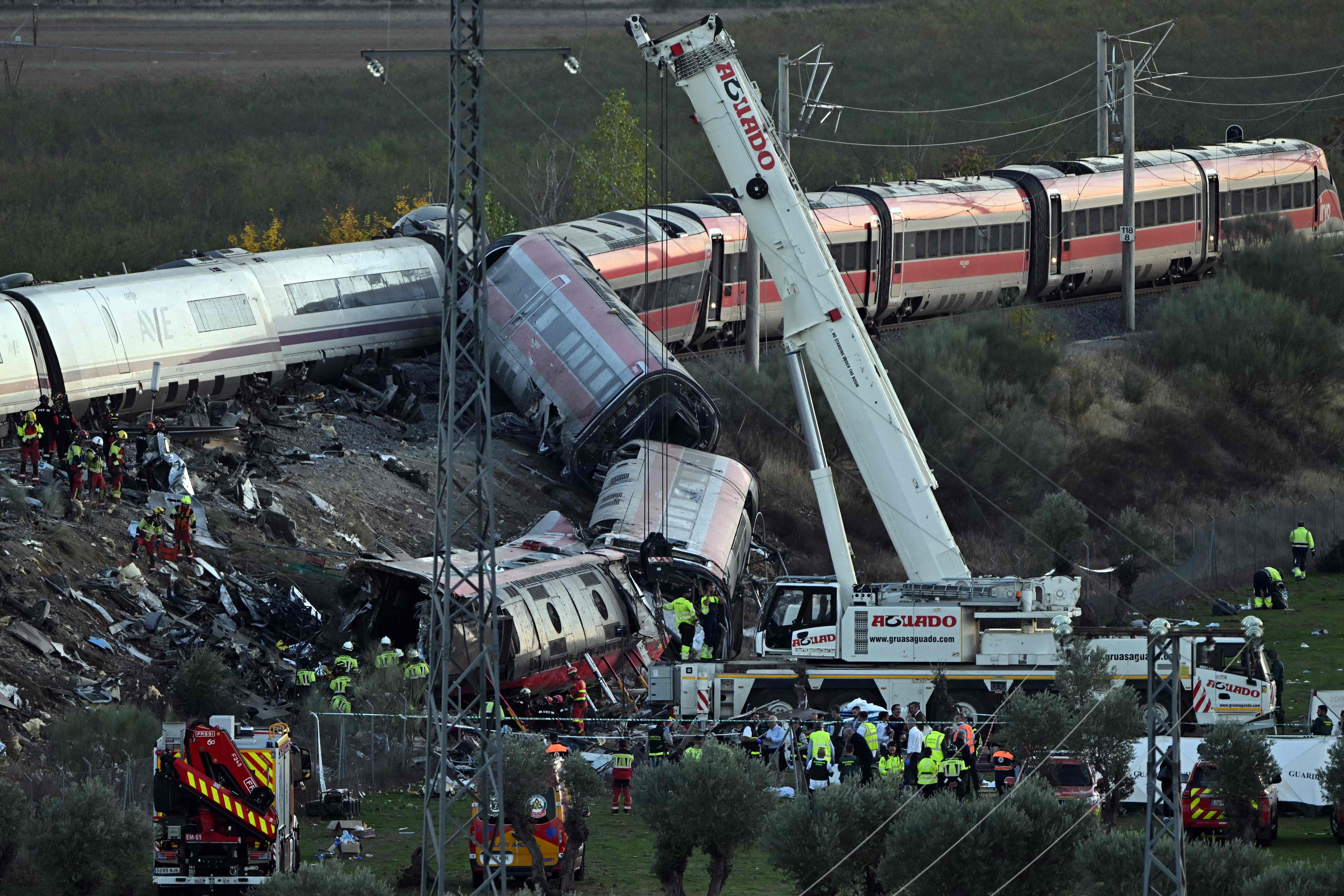 Choque de trenes en España: los equipos de rescate registran los vagones en busca de sobrevivientes