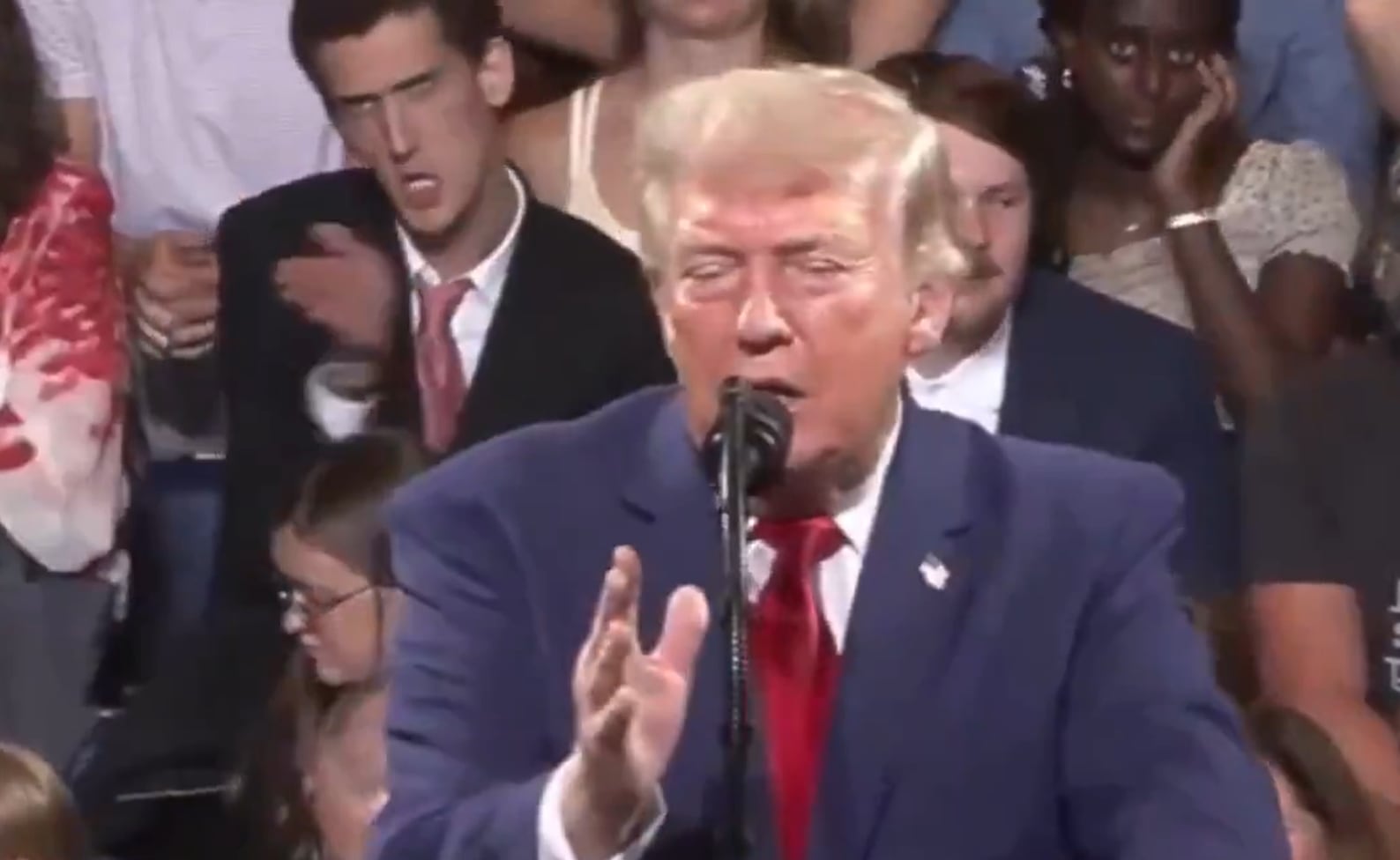 Un imitador de Trump se roba el espectáculo mientras el presidente norteamericano intenta impulsar su agenda en Georgia