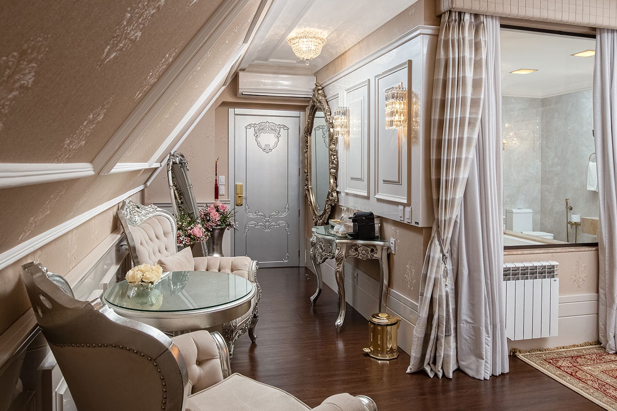 La decoración transporta a sus huéspedes a un castillo francés