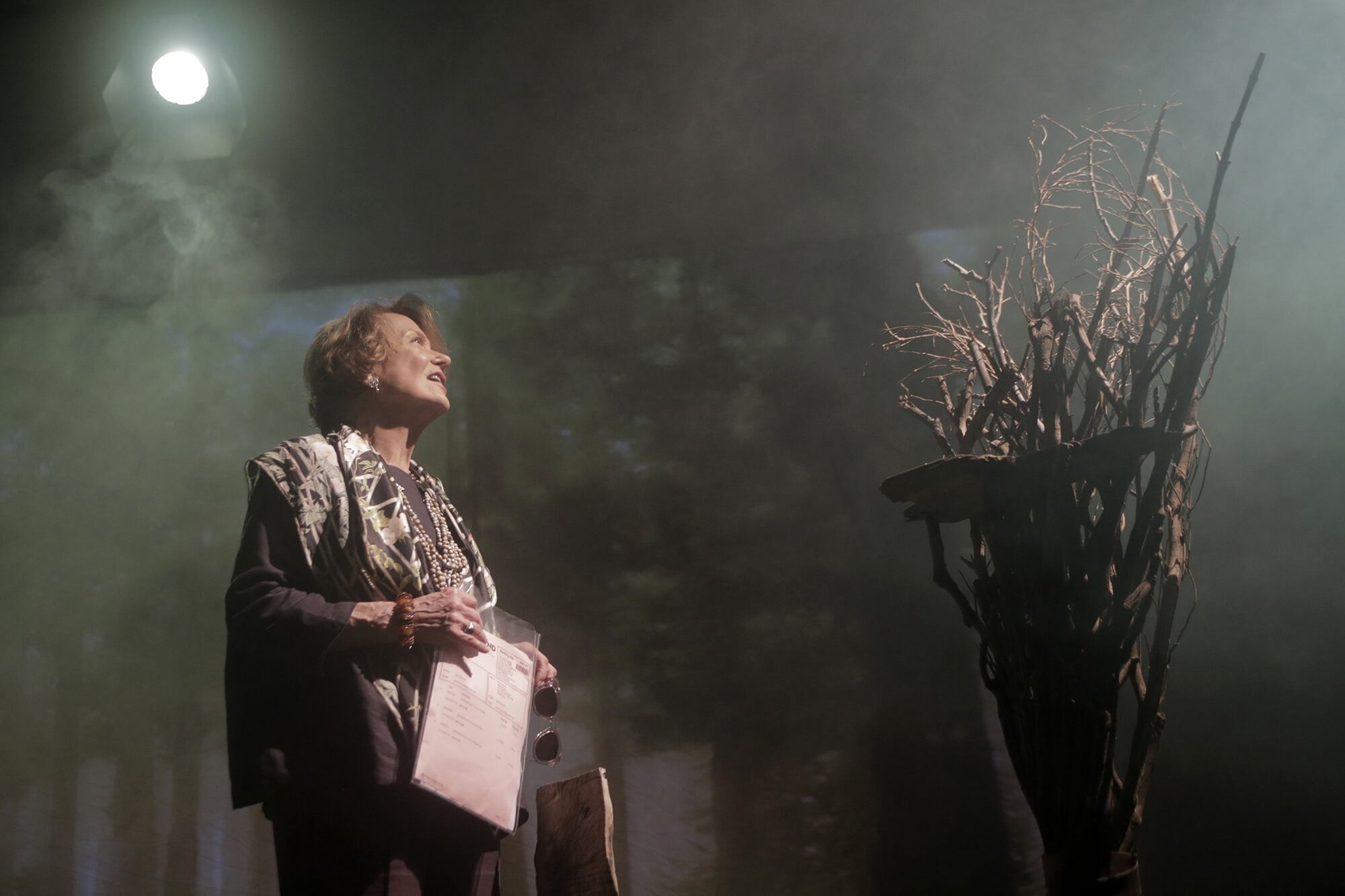 Marilu Marini en el entorno escenográfico de Matate amor