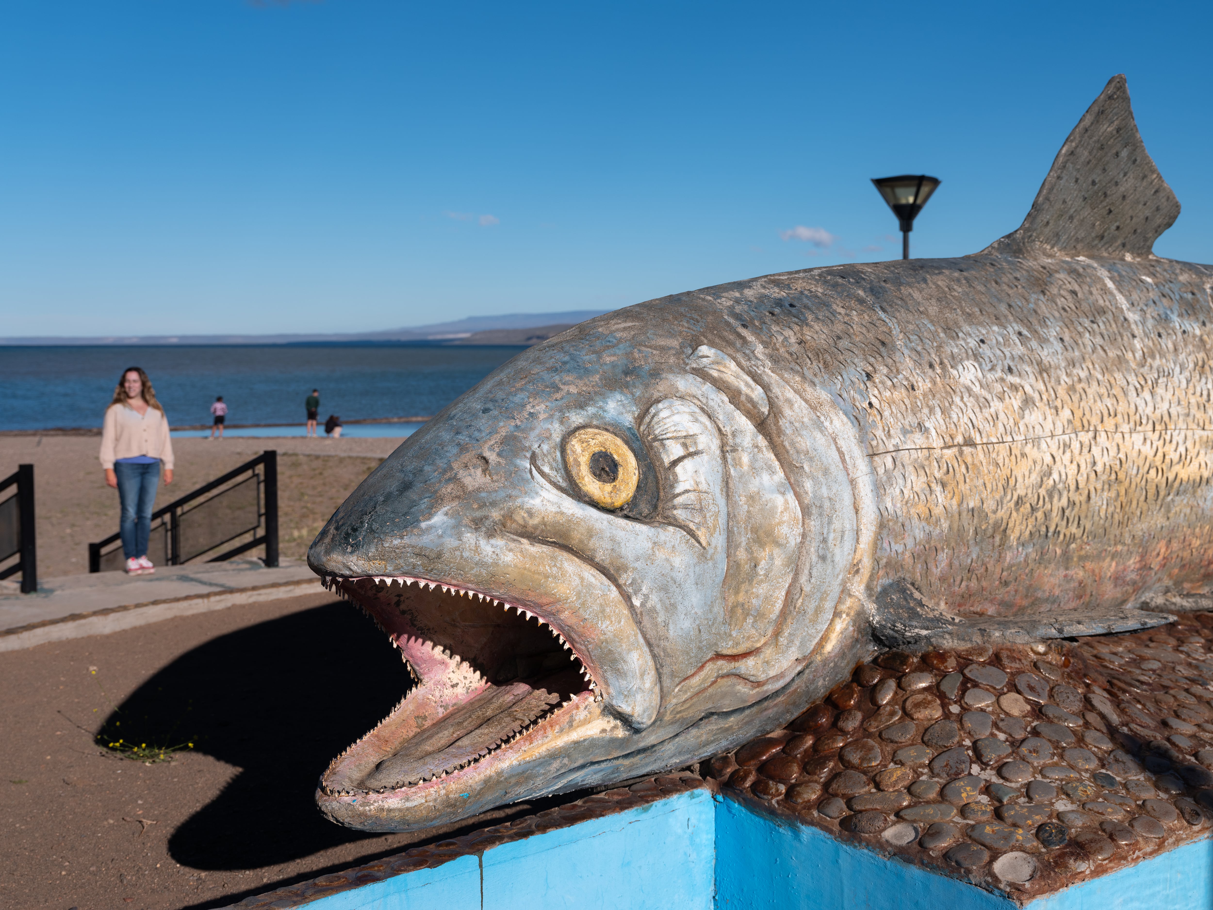 Monumento al salmón en la costanera de la localidad.