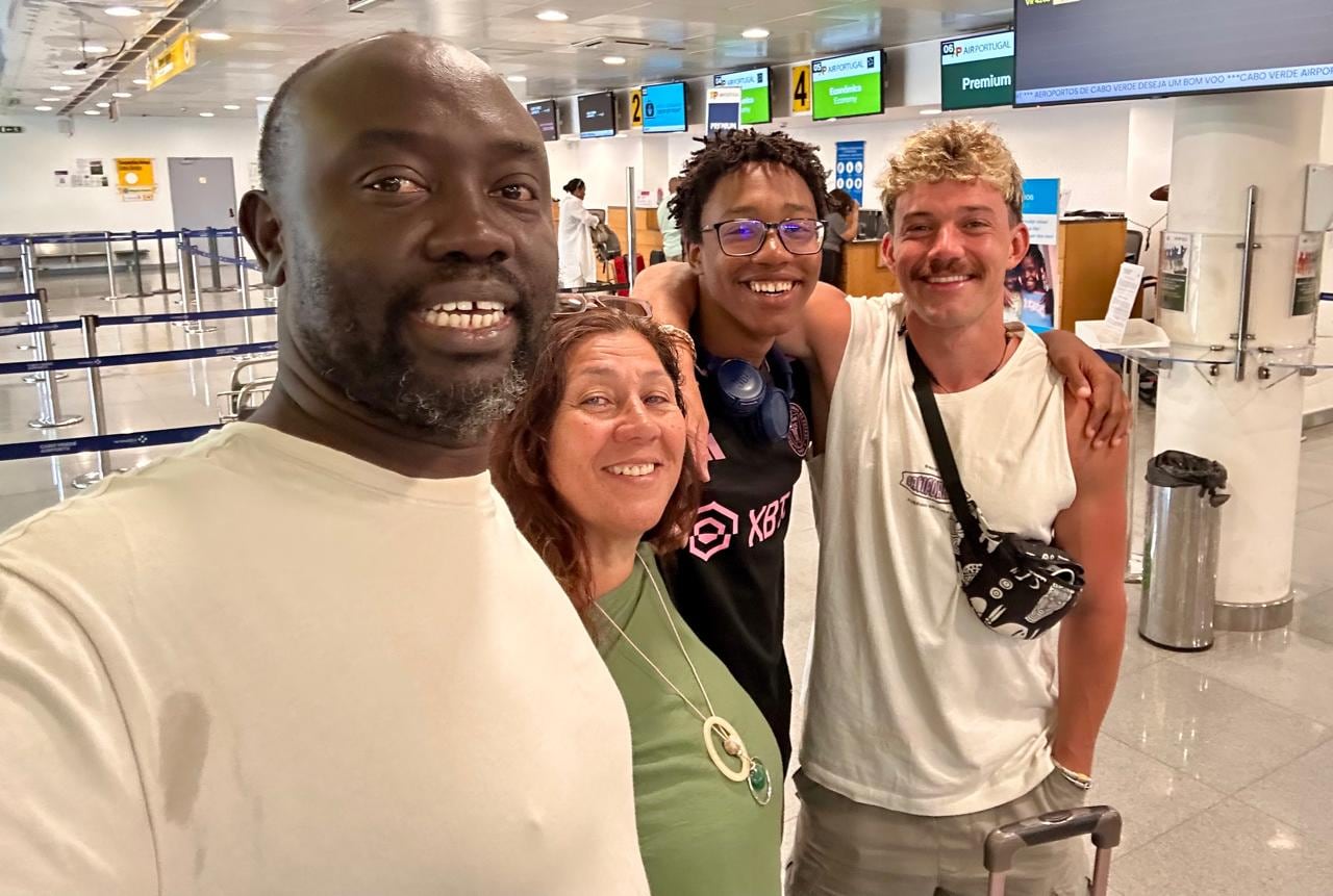 Su marido Mamadou, su hijo pequeño y Caetano
