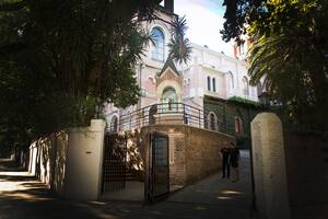 Voces, sombras y posesiones en los jardines de lo que fue una mansión tétrica y hermosa de Palermo
