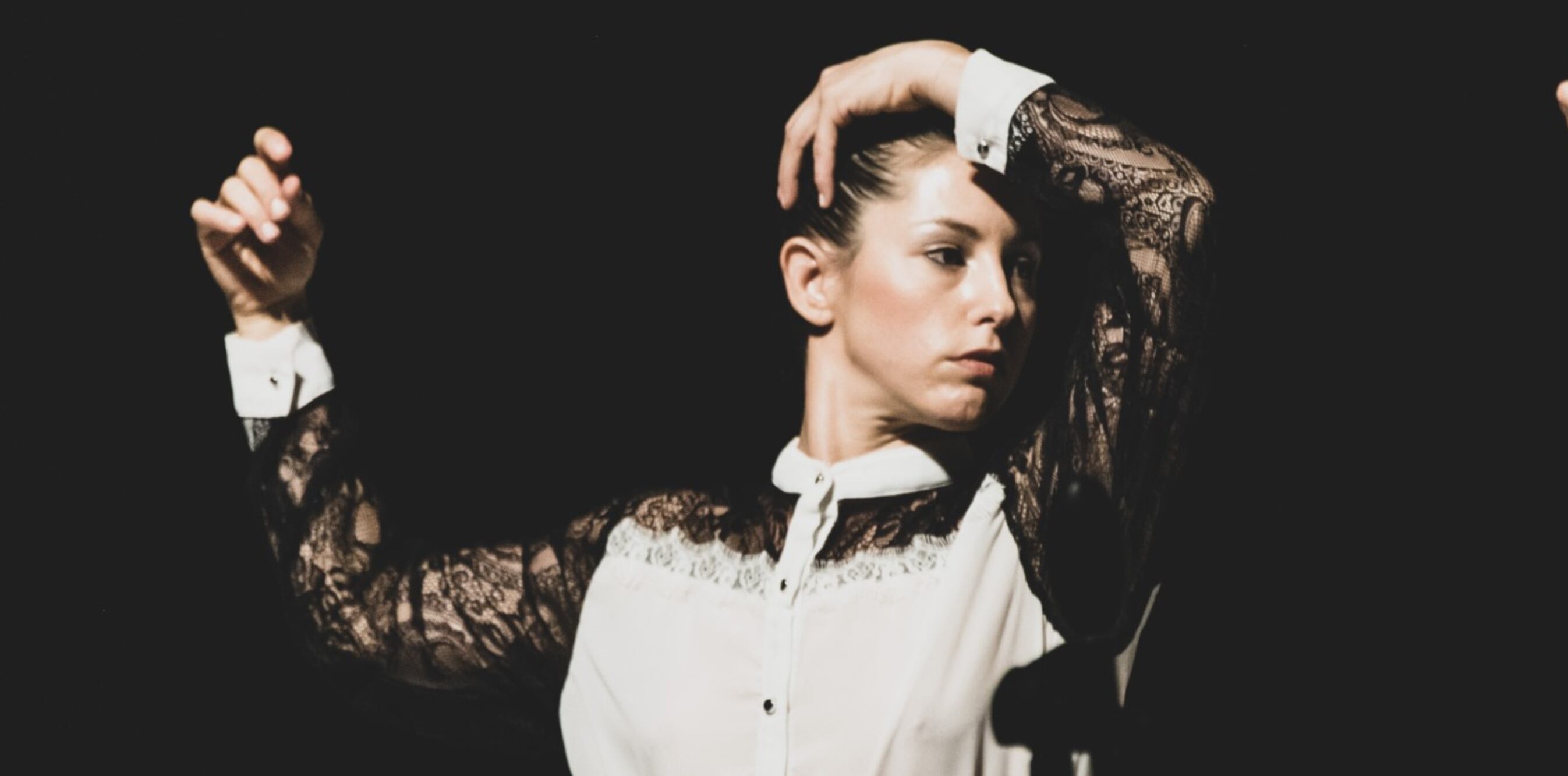 A principios de 2017 Ayelen Clavin había creado, junto a su colega y amiga Natacha Visconti, Un simple aleteo de pestañas puede expresar cólera, una obra para la Compañía de Danza de la Universidad Nacional de las Artes (UNA).