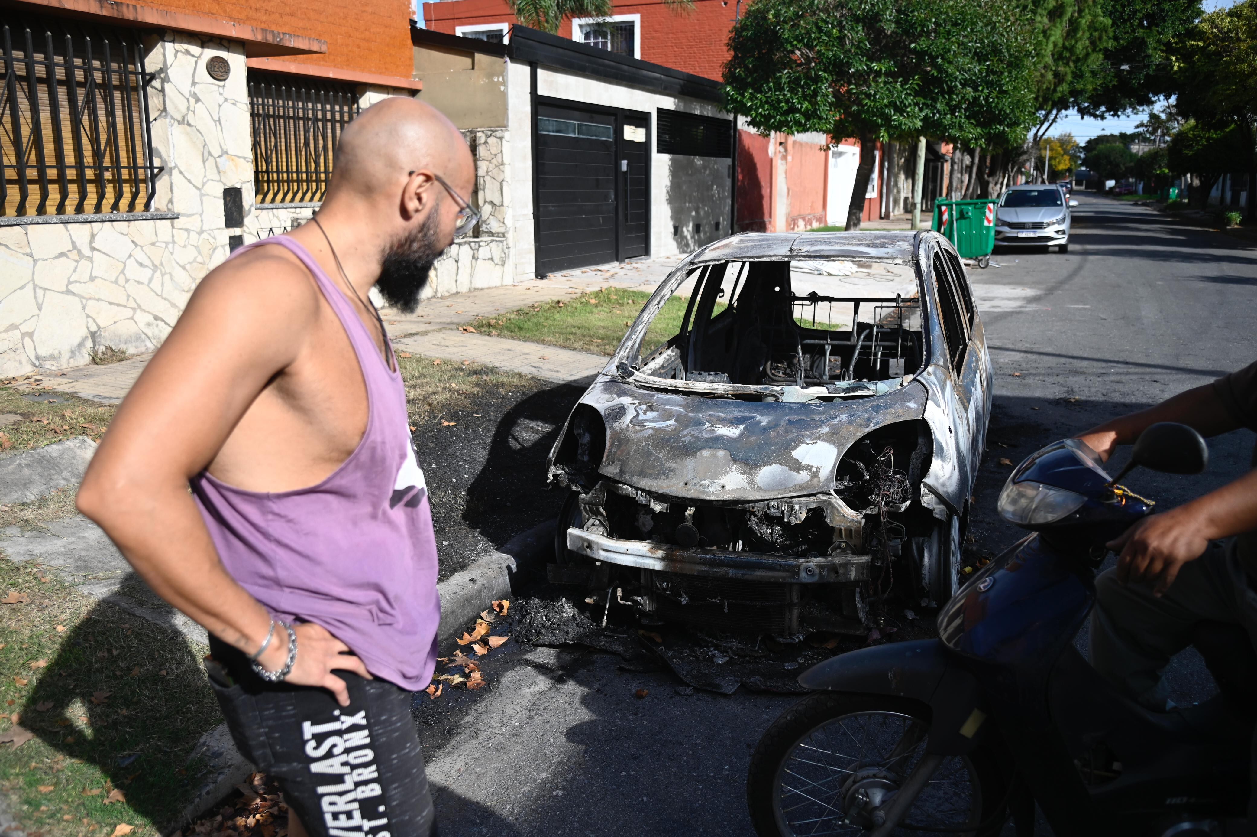 Rosario: quemaron al menos 13 autos estacionados durante la madrugada y dejaron amenazas para Bullrich y Pullaro