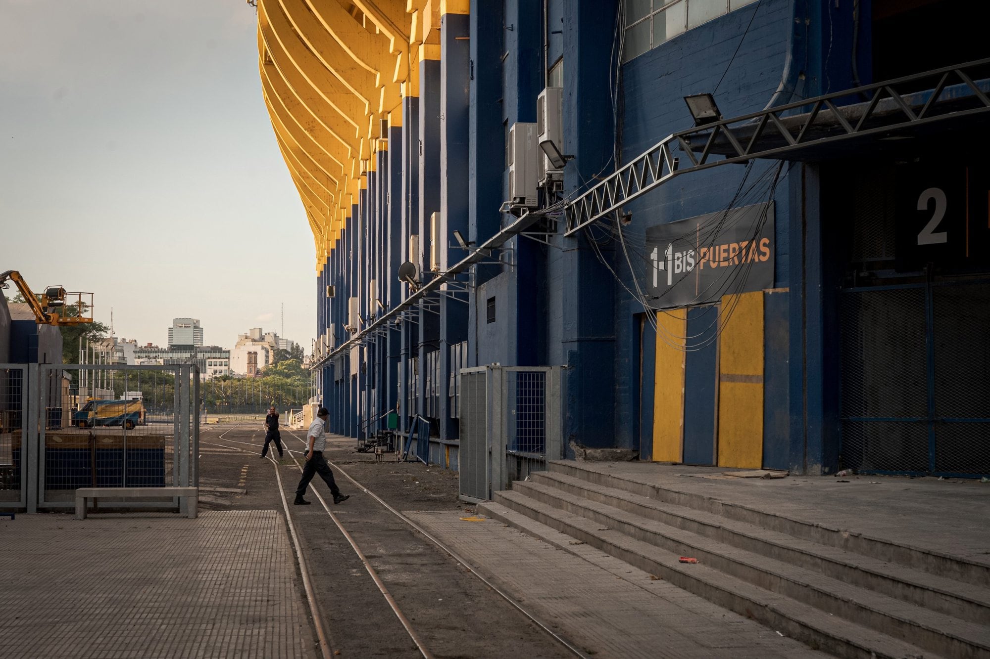 El tren de cargas de la línea Roca pasa por el costado de la cancha de Boca.