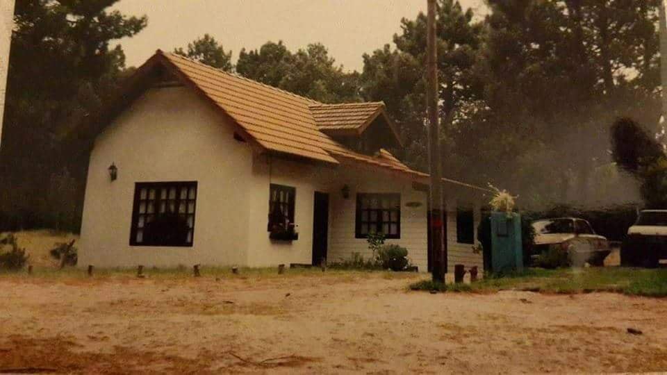 Una imagen antigua de la cabaña, en medio del bosque
