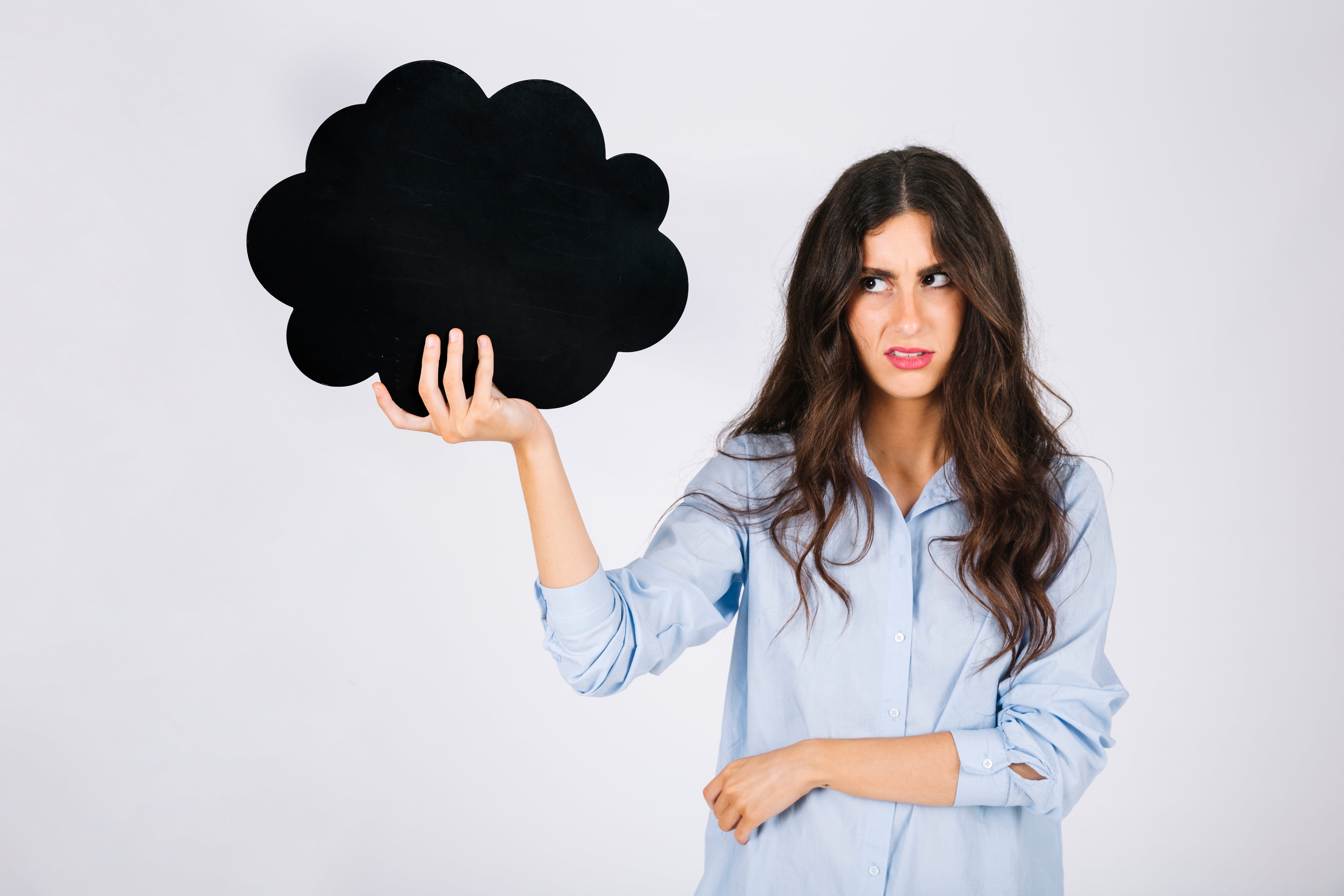 Meditar no se trata de dejar la cabeza en blanco a la fuerza, sino de observar los pensamientos que vienen y van, sin engancharse con ellos