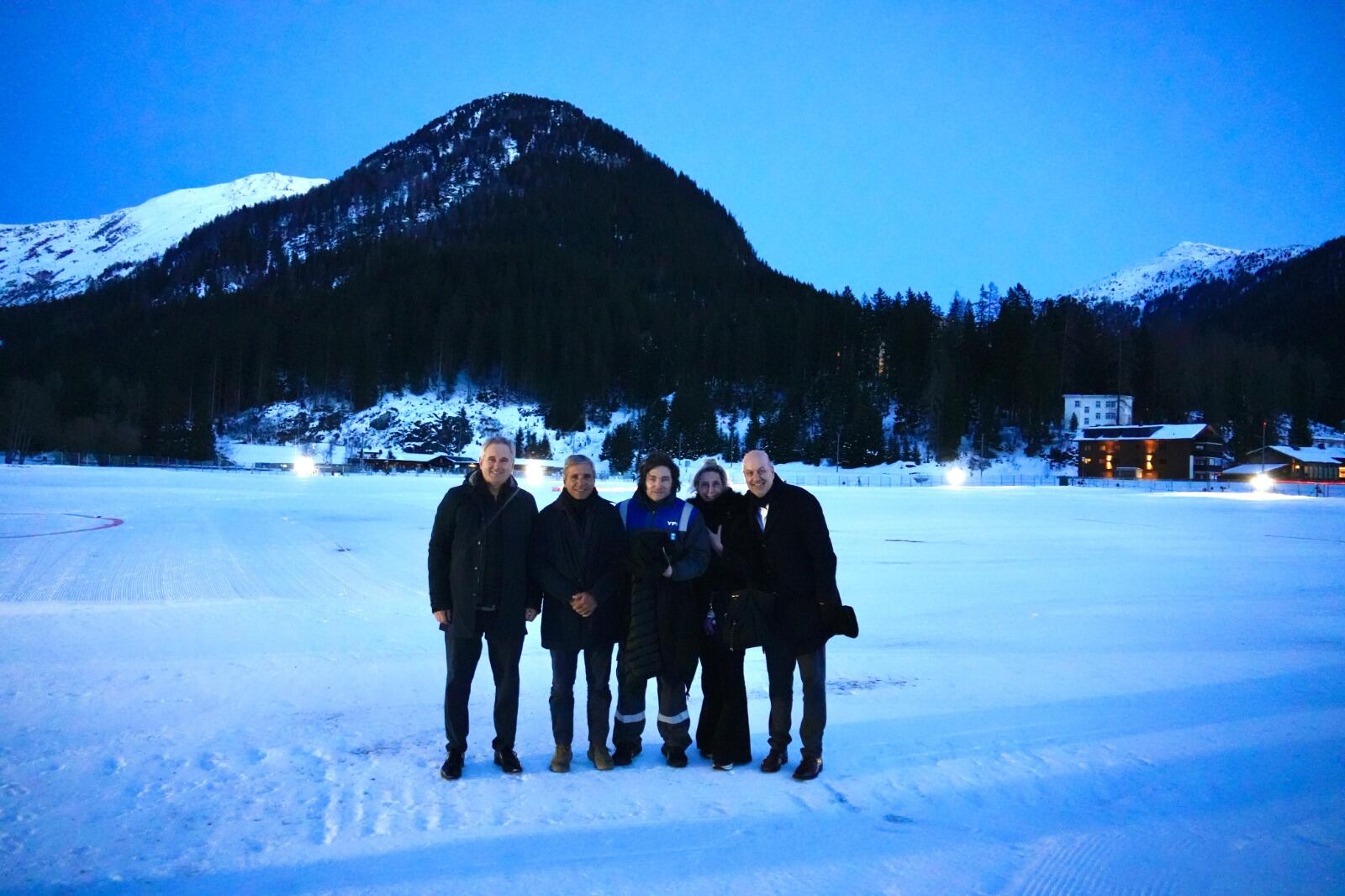 Milei en la ciudad de Davos junto a parte del gabinete.