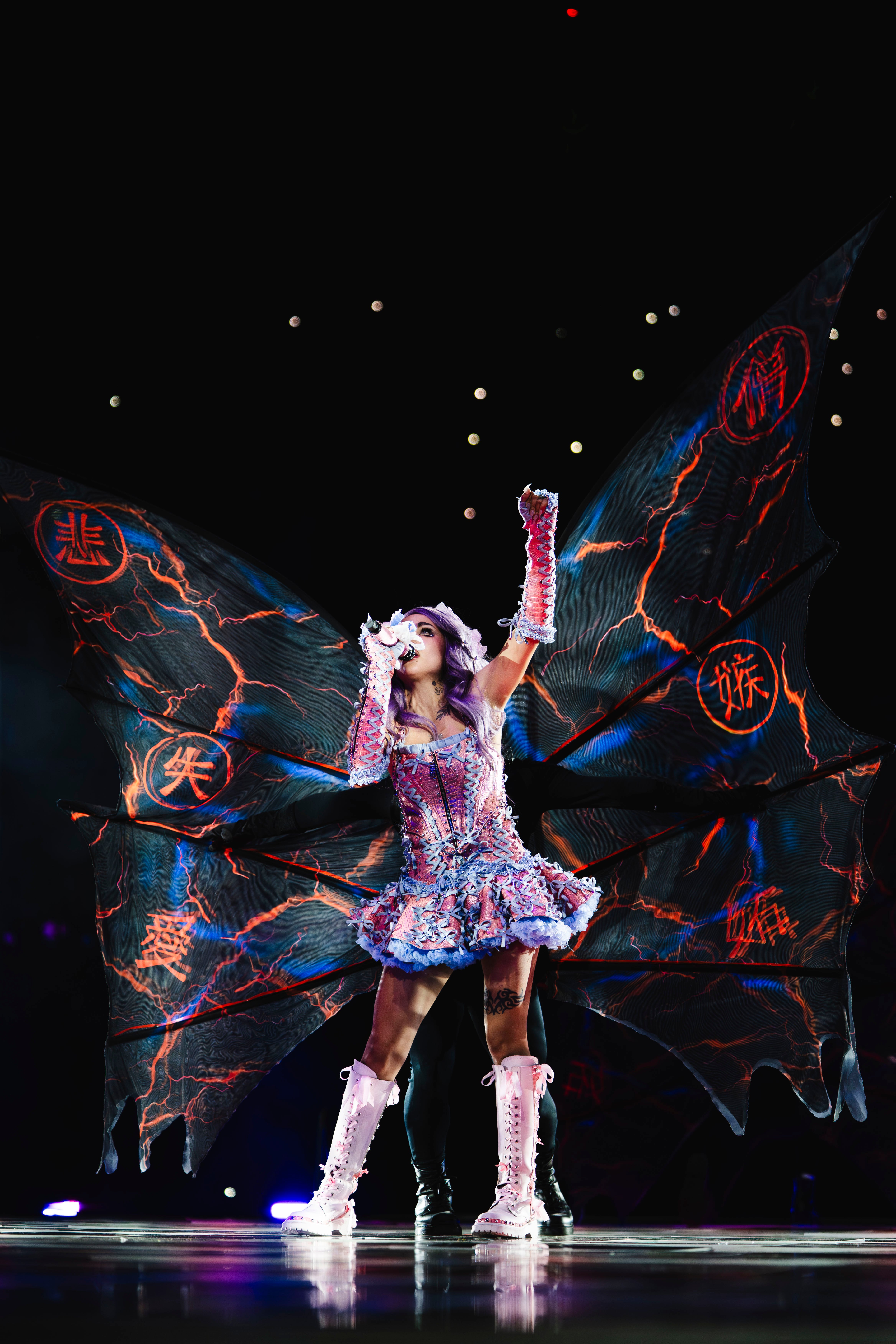 La narrativa del álbum —con sus alter egos Shanina, Maite, Gladys, Jojo y la faceta más íntima de Maria— tomó forma dentro del estadio en una estructura dividida por mundos, estéticas y climas propios