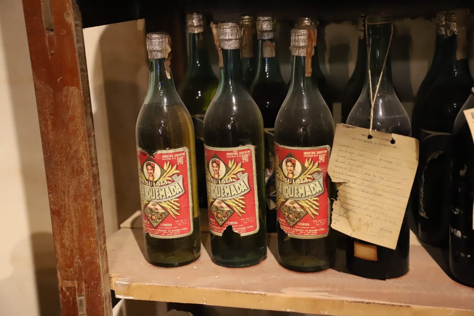 El museo conserva antiguas botellas de vino, caña, grapa, ginebra, whisky y píldoras de boticarios de uso libre, tanto de mapuches como de ciudadanos nativos de la zona
