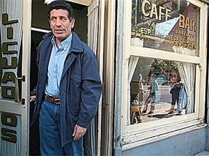 Alvarez en el bar Varela Varelita, su oficina alternativa