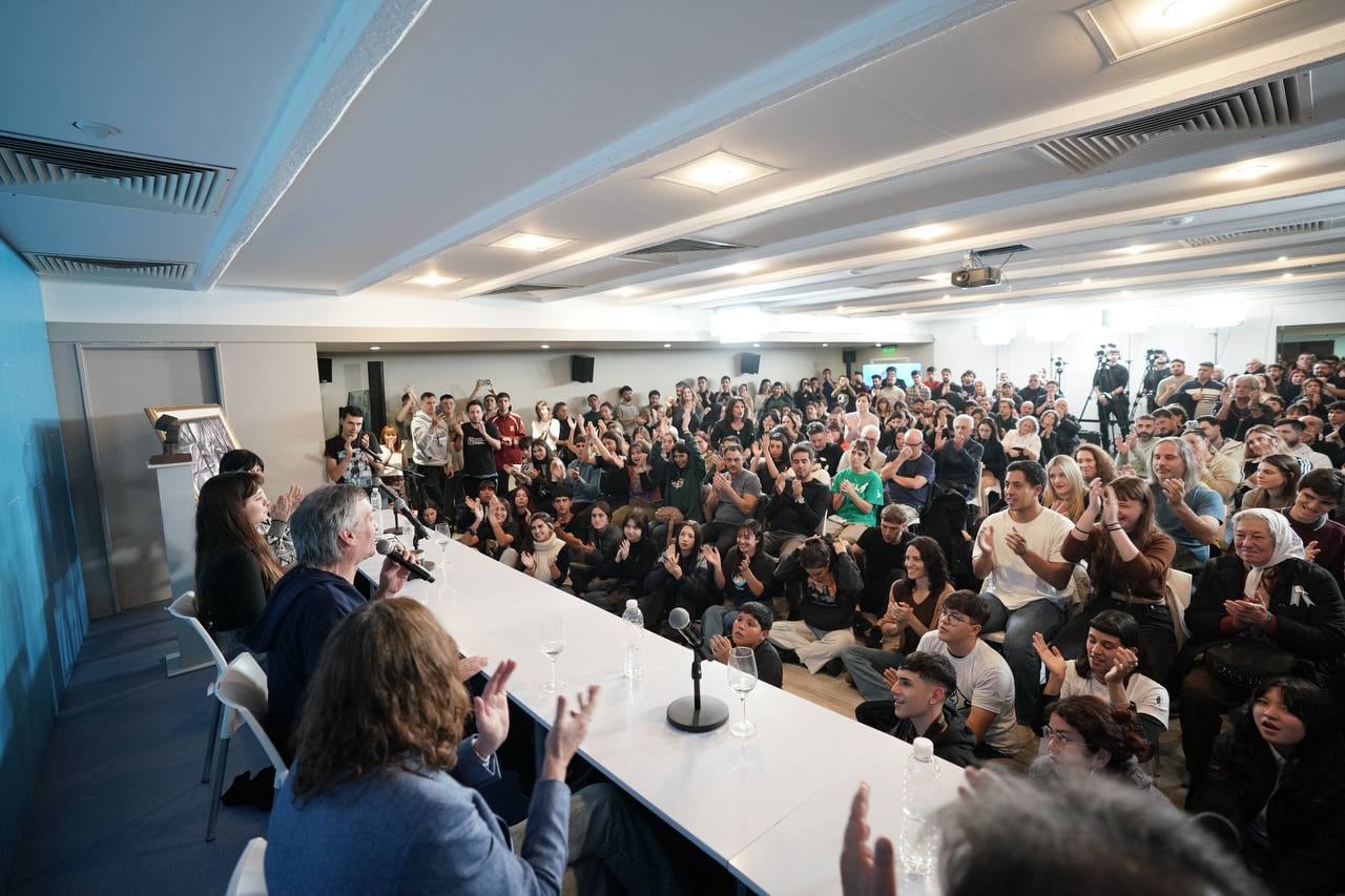 Máximo Kirchner habló ante un auditorio en la sede de la calle Matheu
