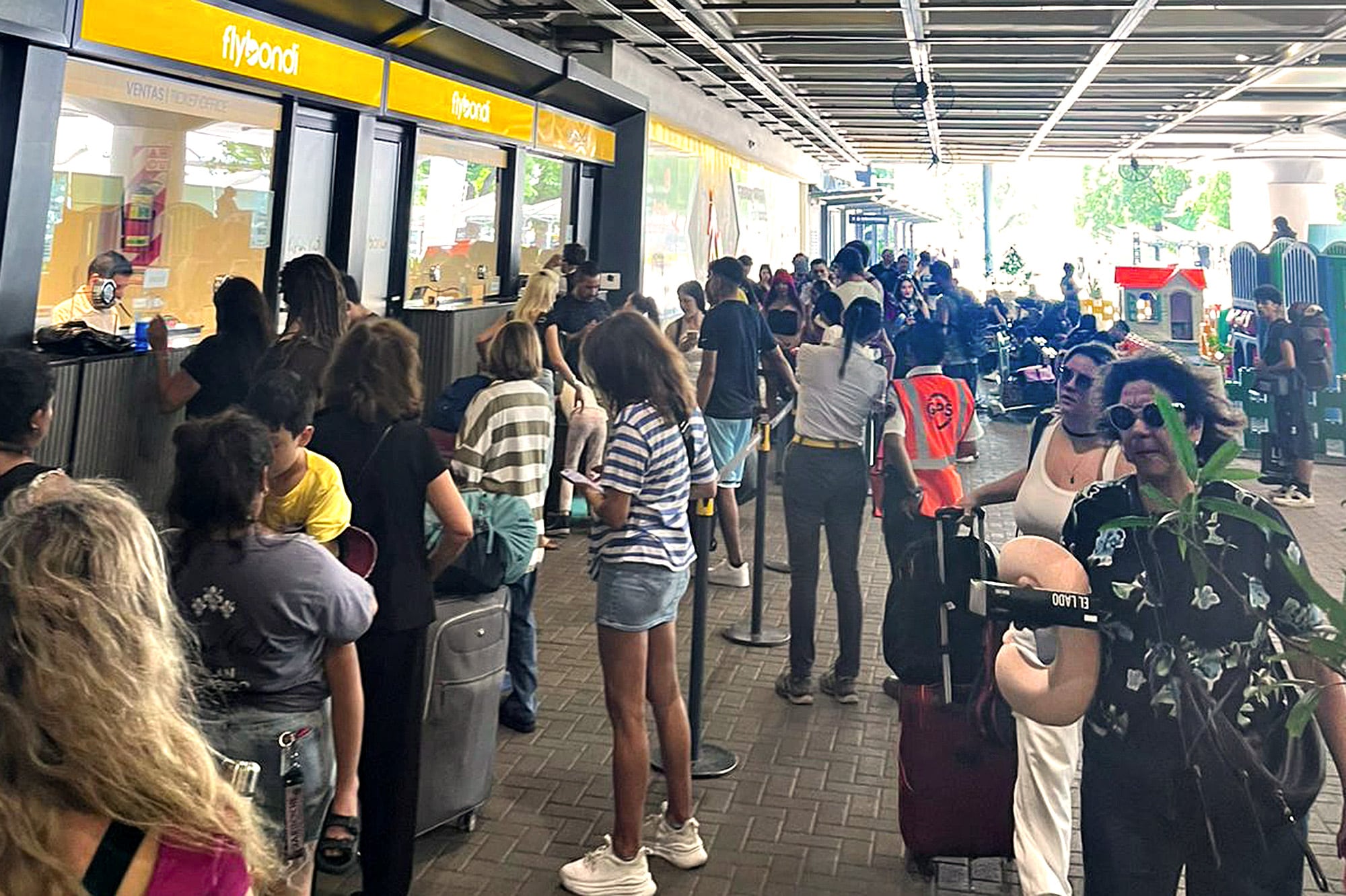 “Primera y última vez”: en el Aeroparque, pasajeros de Flybondi denuncian cancelaciones, demoras y falta de respuestas