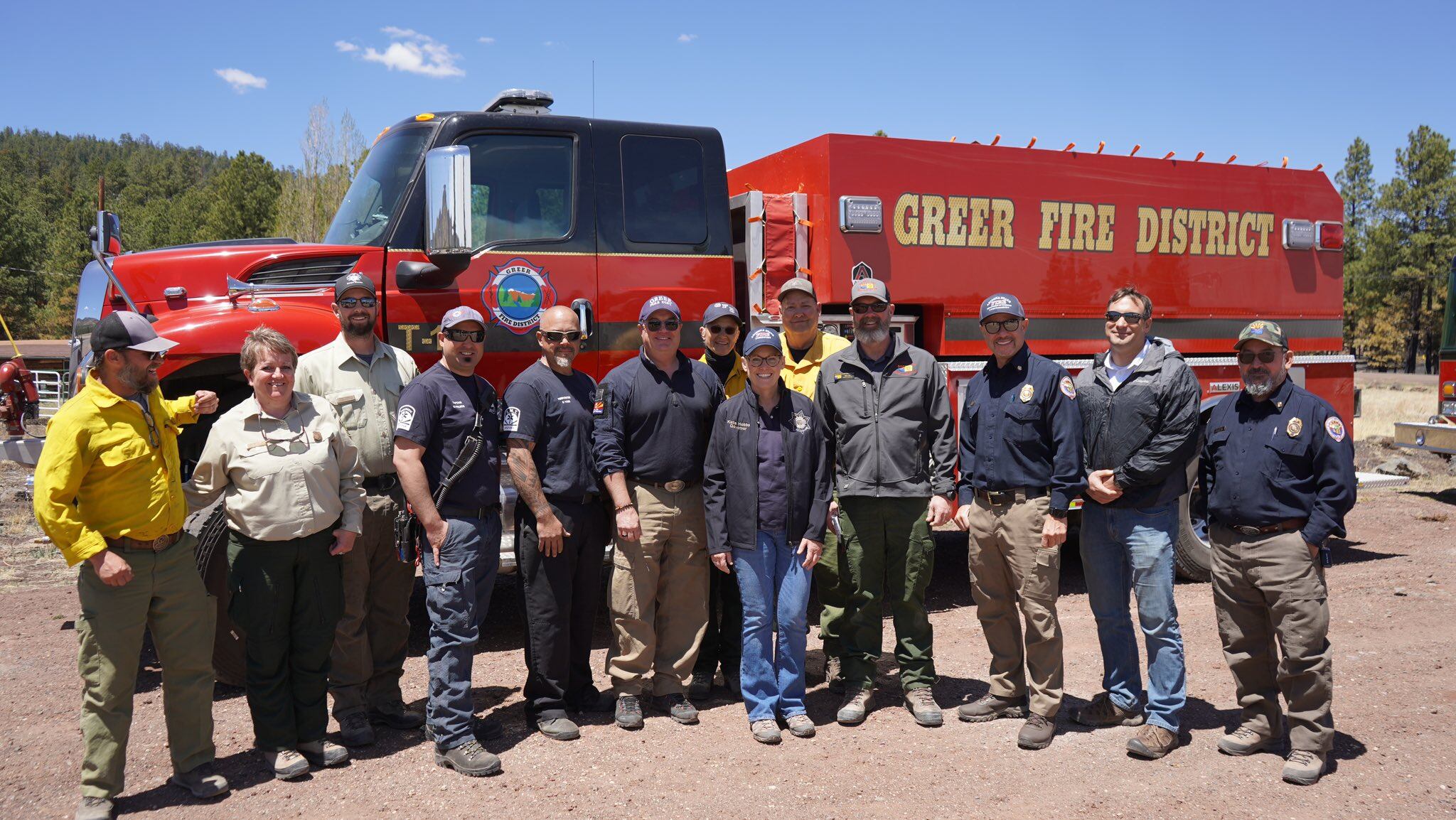 La gobernadora visitó personalmente el este de Arizona para evaluar los daños y coordinar con los equipos de emergencia