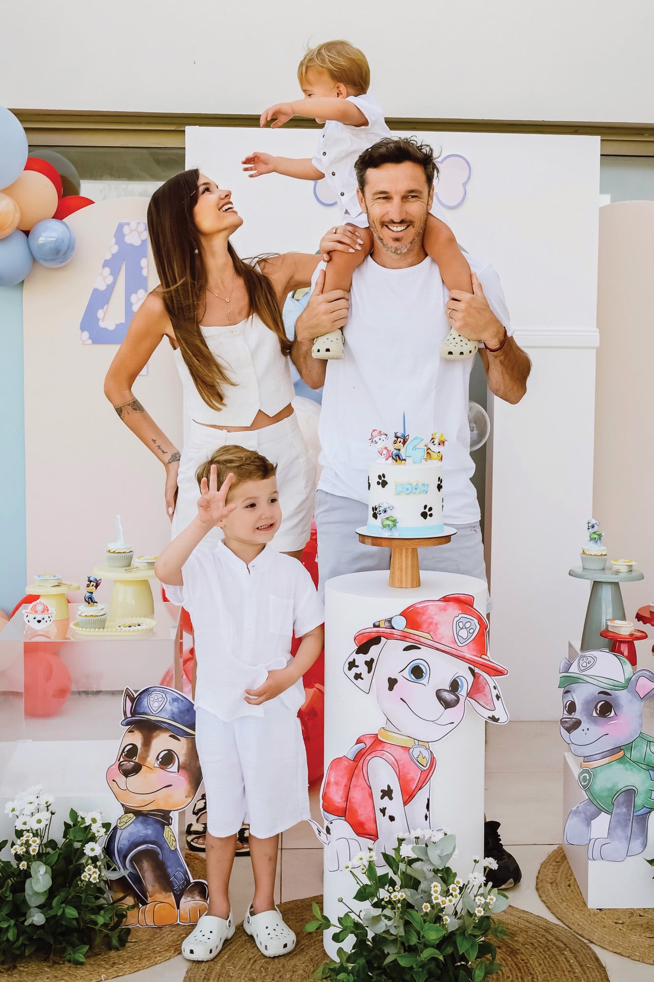 Los Mónaco al completo. Mientras el homenajeado, muy contento, saluda al fotógrafo, León, en los hombros de Pico, le tira los brazos a mamá