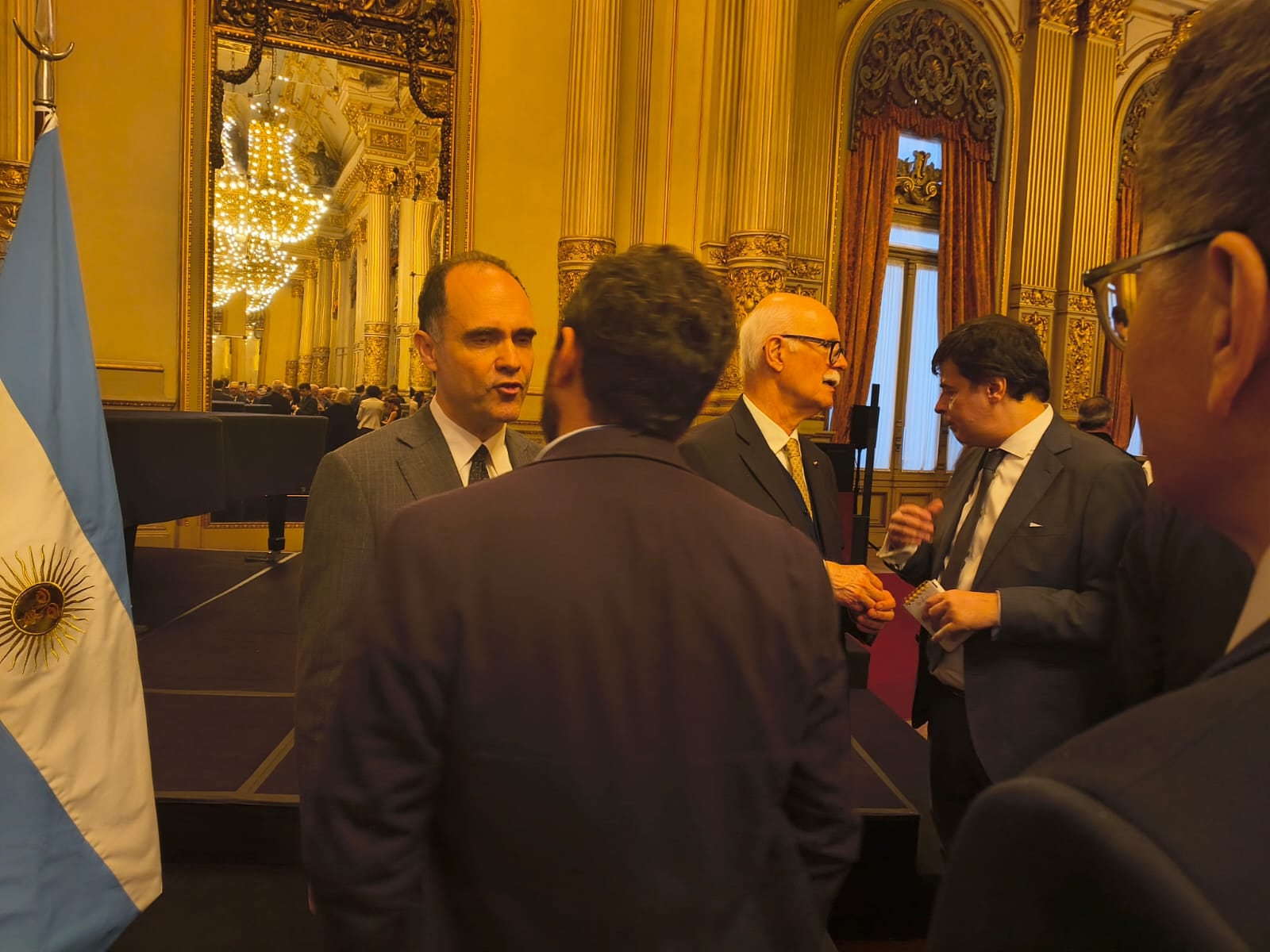 El encargado de Negocios de Brasil en el país, Eduardo Uziel, durante la celebración del 204 aniversario de la independencia de ese país en el teatro Colón