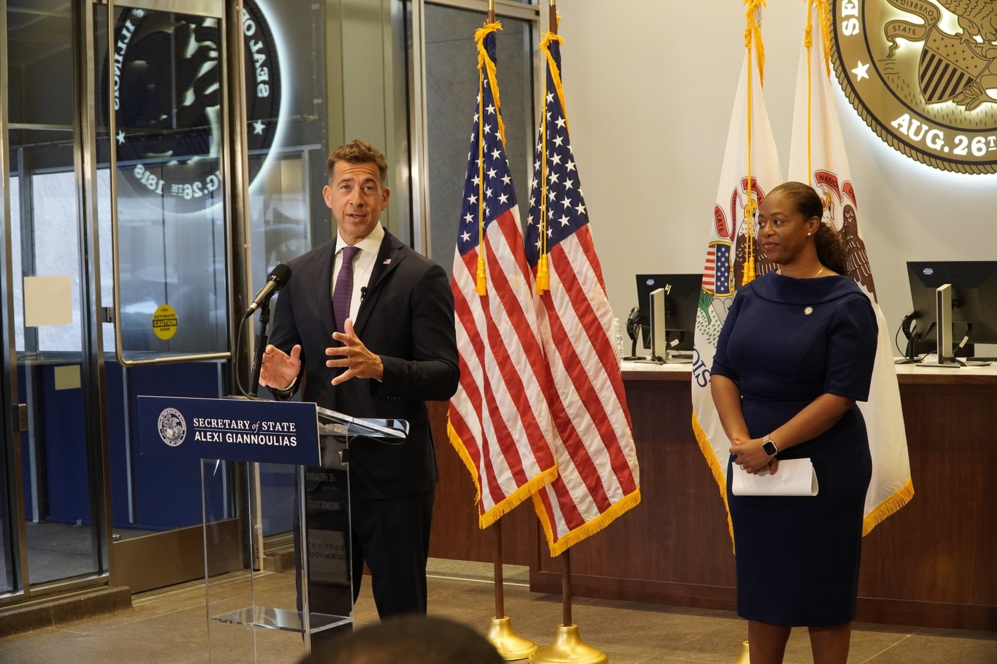 Alexi Giannoulias inauguró las nuevas instalaciones en las que se ofrecerán servicios de diversos departamentos