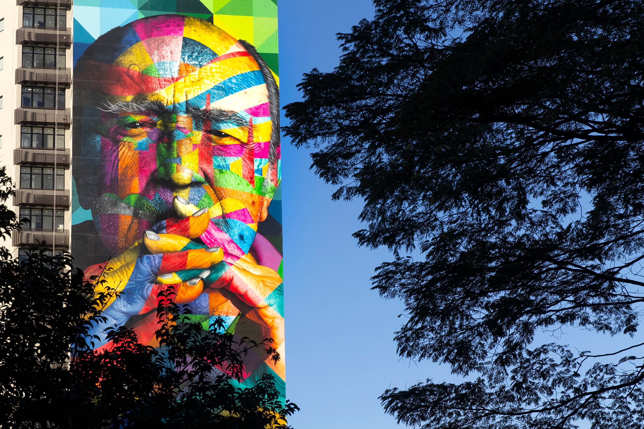 El mural de Niemeyer realizado por el artista Kobra fue recientemente renovado.