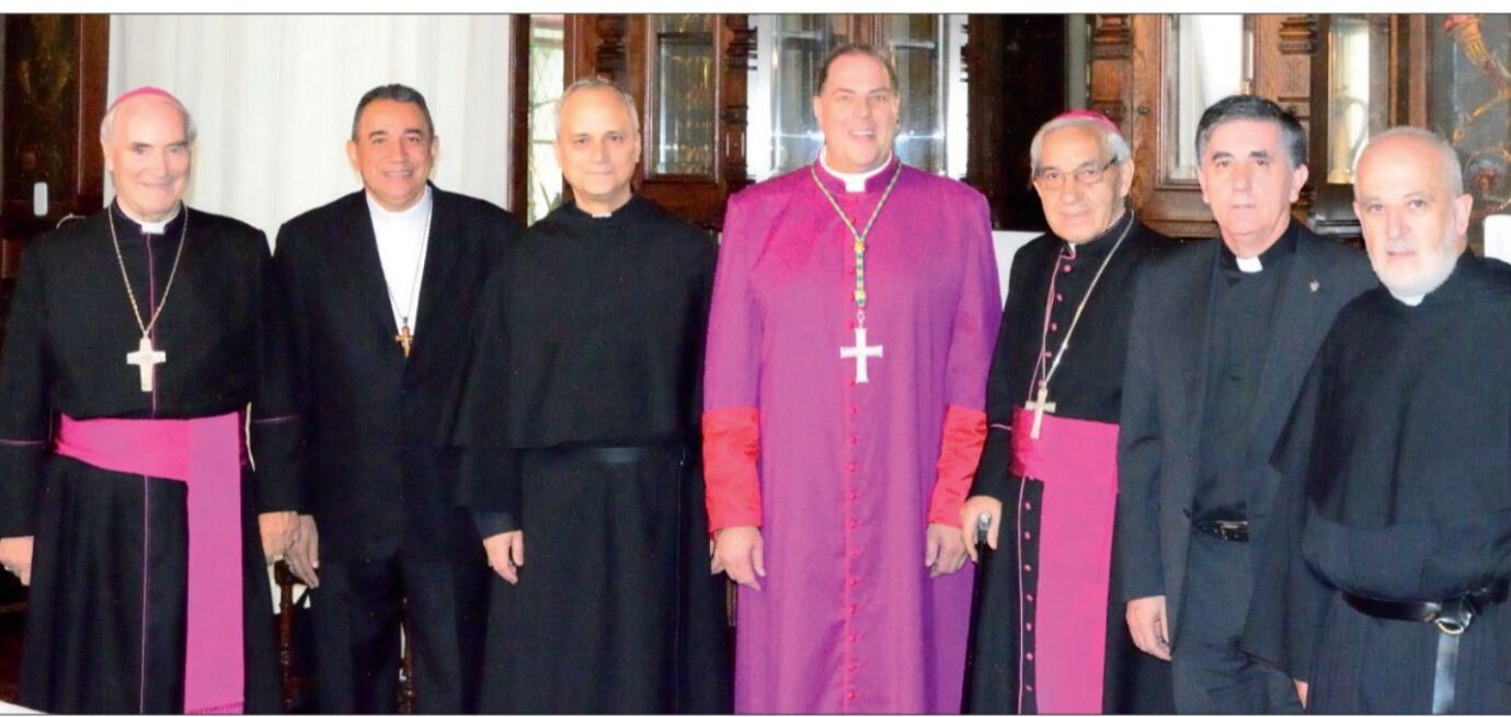 Robert Prevost, en 2013, en La Plata, durante la ordenación como obispo de monseñor Alberto Bochatey