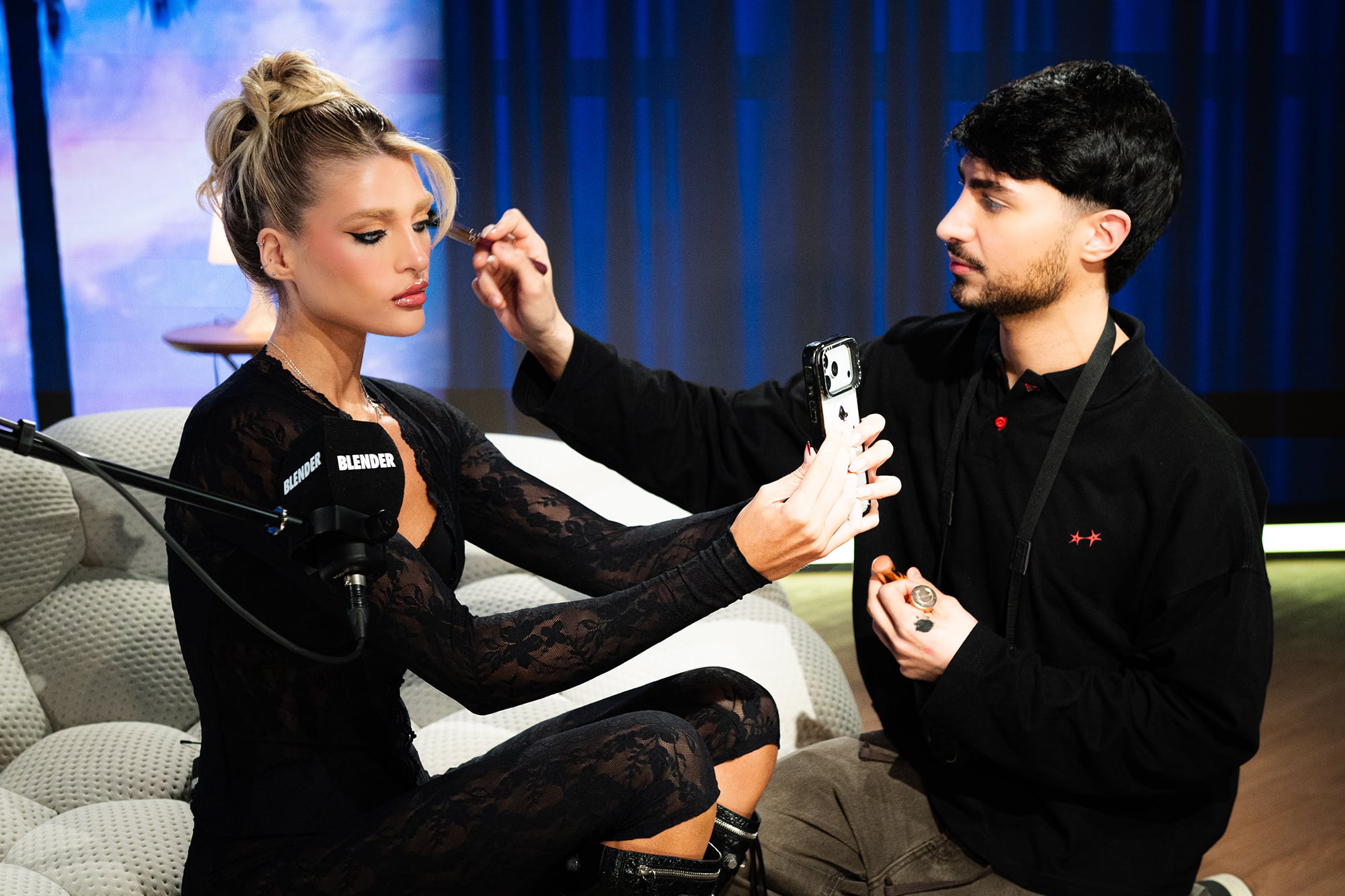 Marta Fort preparándose para salir al aire con su programa de streaming