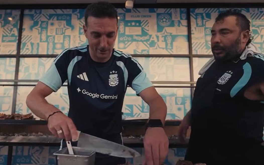 El DT de la selección argentina se animó a meter mano en el asado (Foto: @chiquitapia)