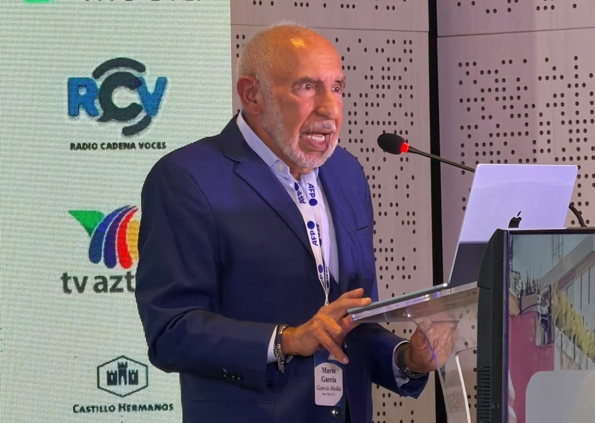 El legendario diseñador de medios Mario García fue aplaudido de pie luego de su presentación sobre el periodismo móvil y la IA