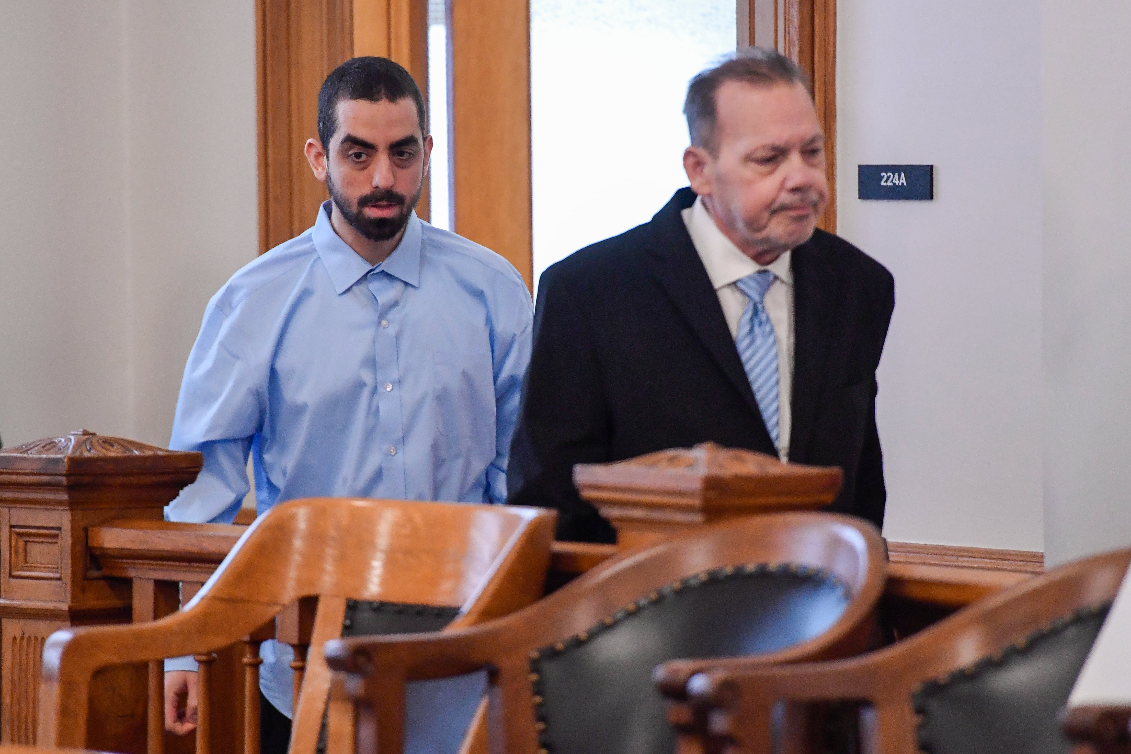 Hadi Matar, izquierda, acusado de herir gravemente Rushdie en 2022, es conducido al tribunal del condado de Chautauqua, Nueva York, el pasado martes 4 de febrero