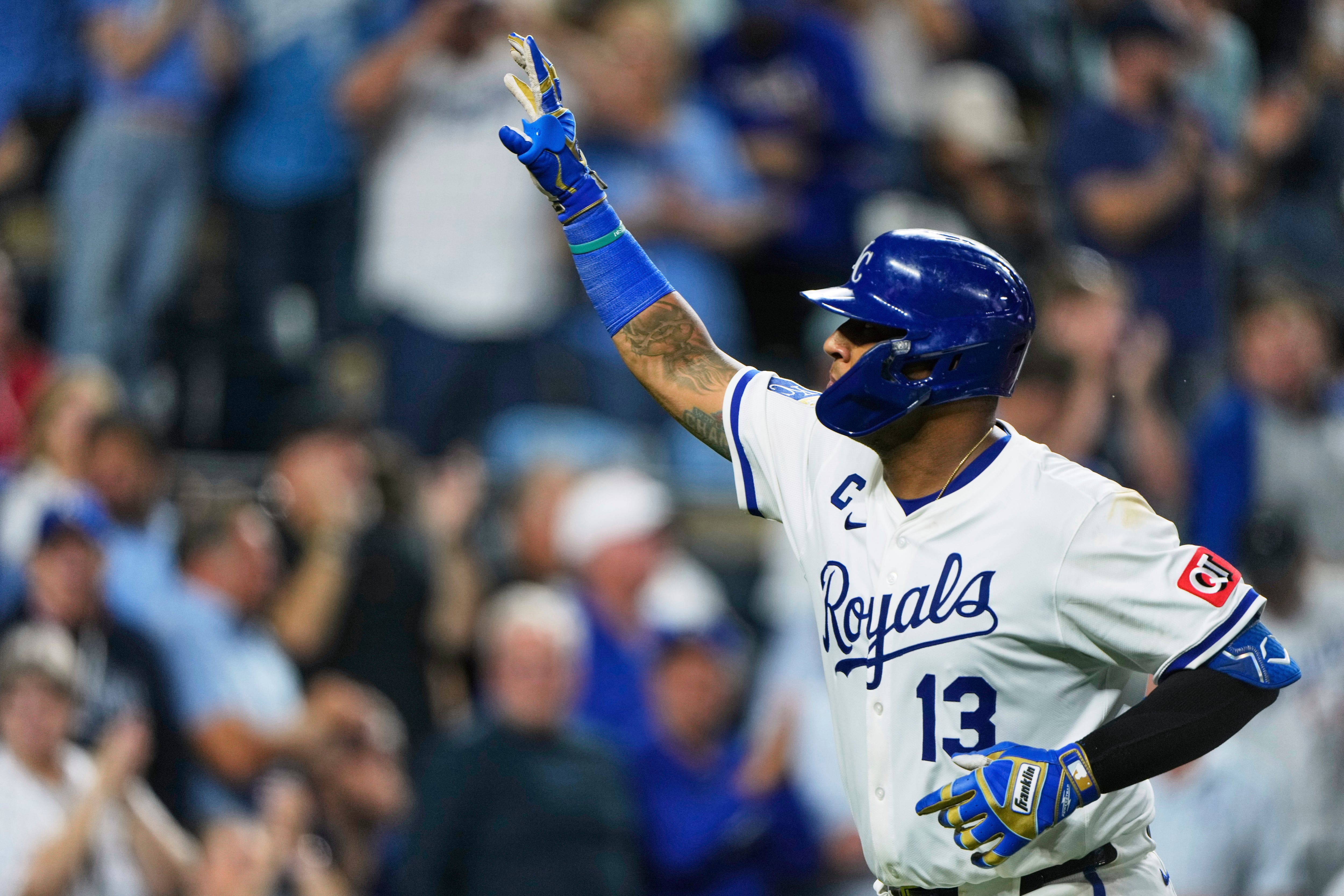 El venezolano Salvador Pérez, de los Reales de Kansas City, celebra un nuevo contrato hasta 2027 (AP Photo/Charlie Riedel)