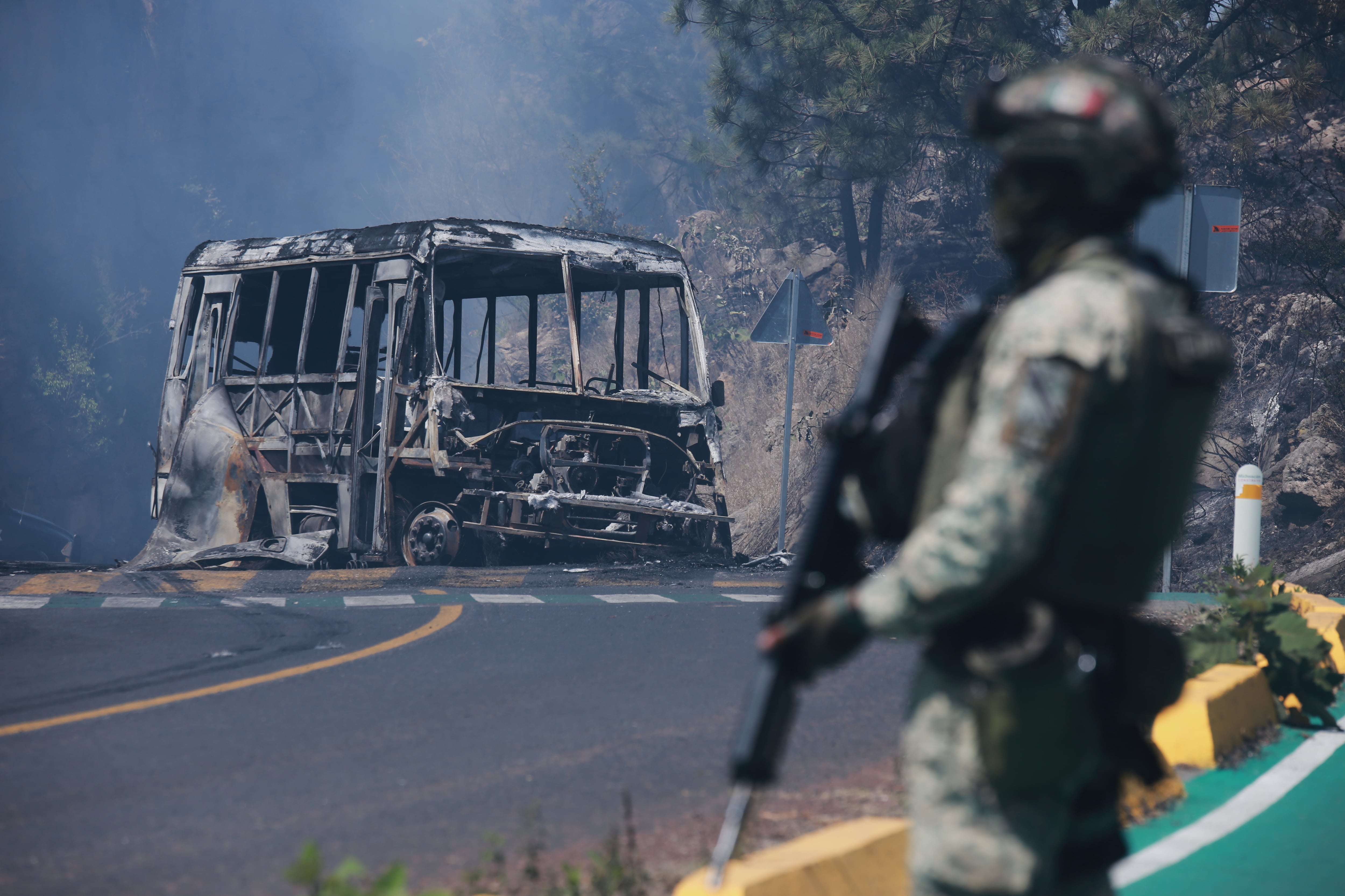 Un soldado monta guardia ante un vehículo calcinado en Cointzio, estado mexicano de Michoacán, tras la muerte del líder del Cártel Jalisco Nueva Generación, Nemesio Oseguera, conocido como