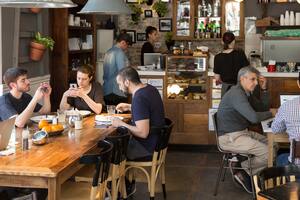 El bar palermitano que abrió en Madrid y es el preferido de los actores de Merlí