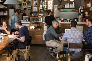 El bar palermitano que abrió en Madrid y es el preferido de los actores de Merlí