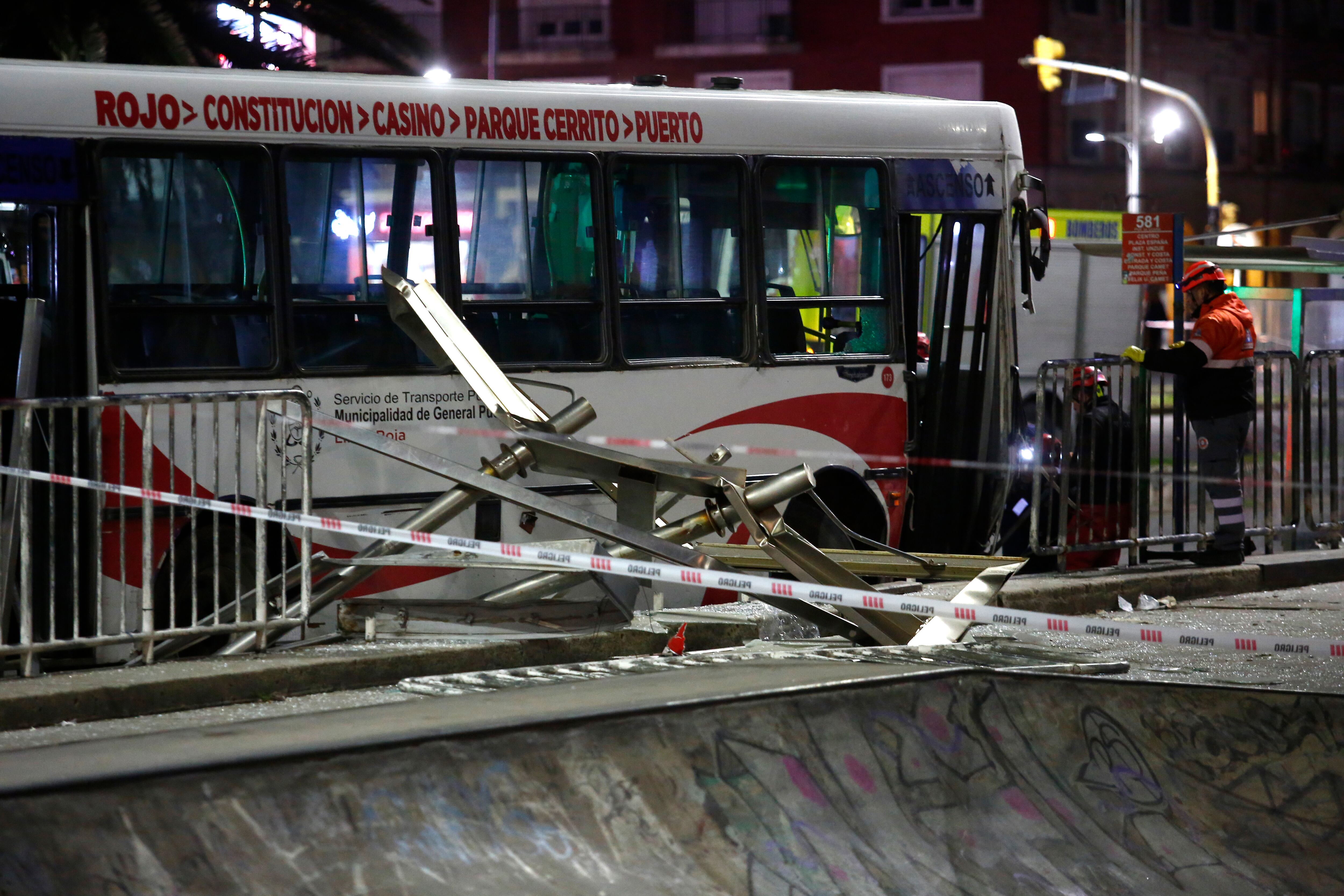 Un colectivo de la línea 532 perdió el control este lunes por la tarde en el Boulevard Patricio Peralta Ramos, entre Rivadavia y San Martín