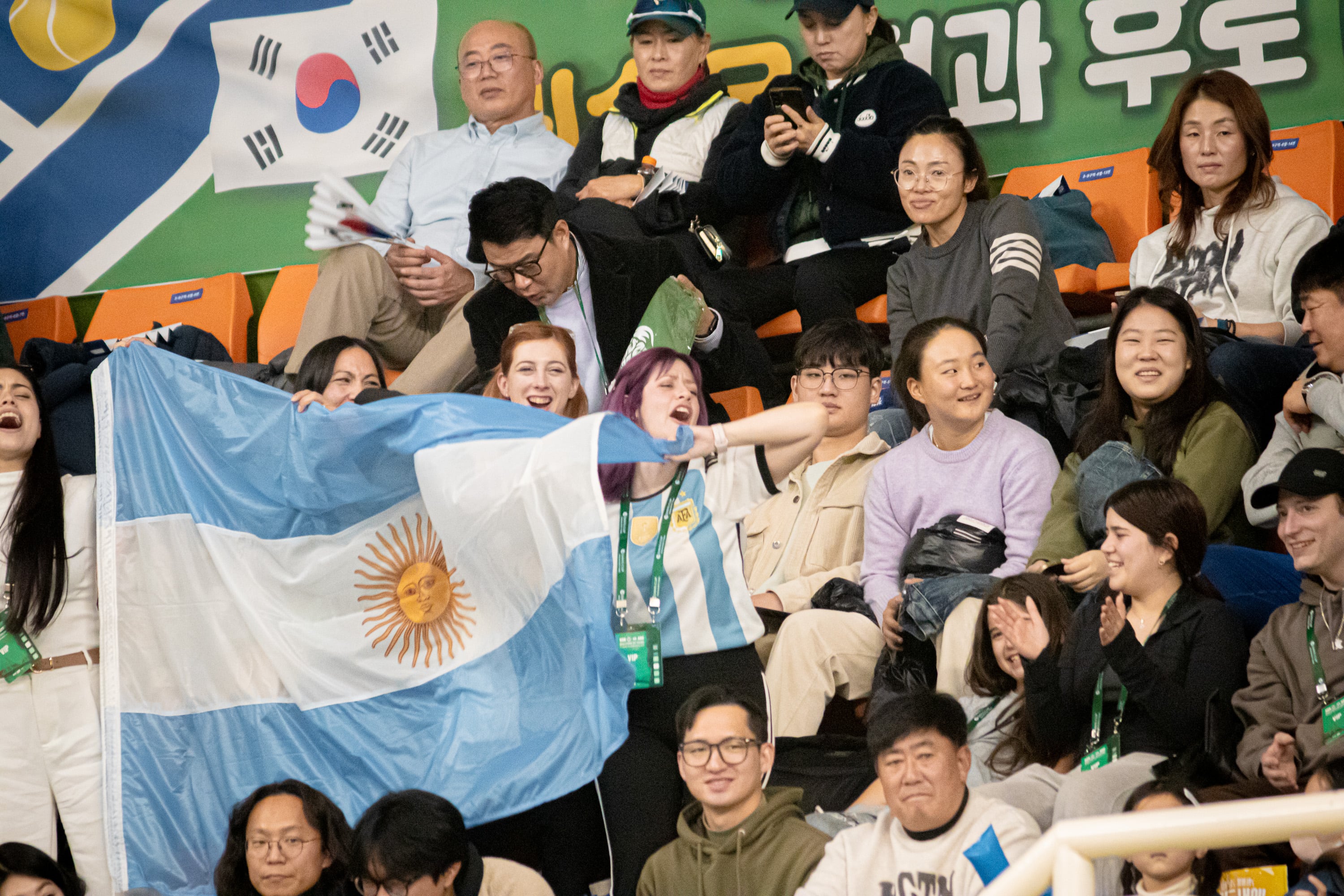 Un puñado de argentinos en las tribunas del Gijang Gymnasium de Busan, escenario de la serie ante Corea del Sur