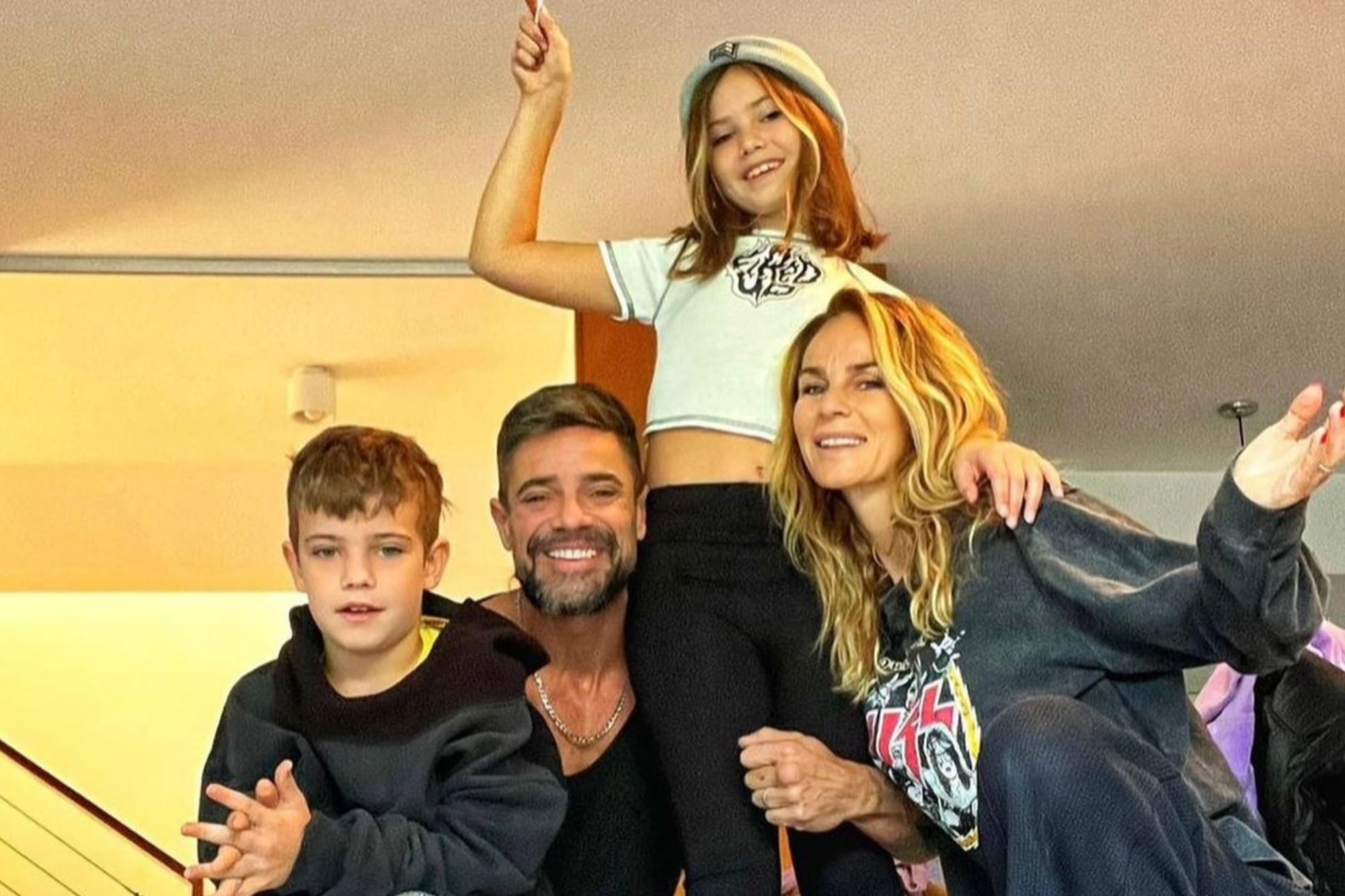 Luciano Castro y Sabrina Rojas con sus hijos, Fausto y Esperanza