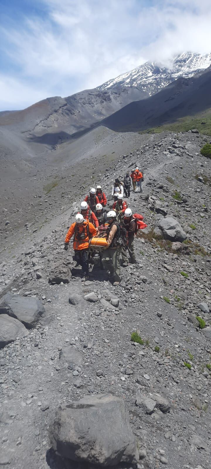 Dos cuadrillas de rescatistas hicieron un relevo para bajar a la mujer