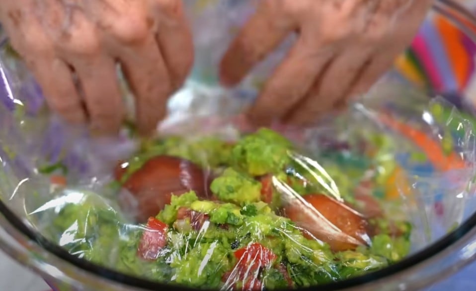 Agregar las semillas del aguacate a la preparación ayudará a que no se oscurezca