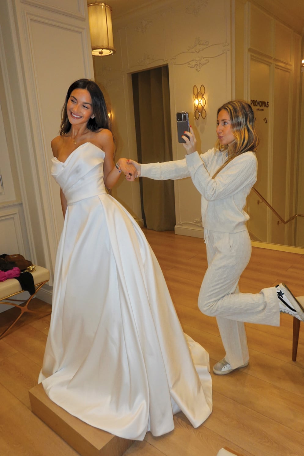 En febrero, María viajó a Madrid y París en busca del vestido con el que dará el “sí”. En la imagen, durante una prueba con un diseño de Pronovias