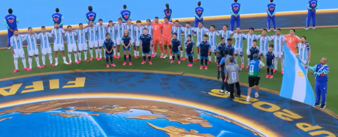 El plantel entonando el himno