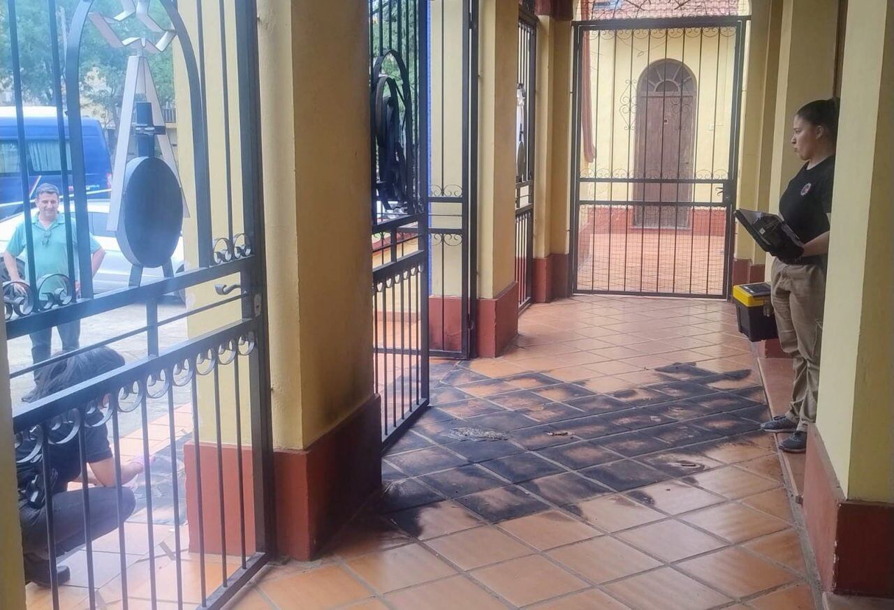 Ataque incendiario en la parroquia del Padre Ignacio, en Rosario
Foto; X, @leomaraval