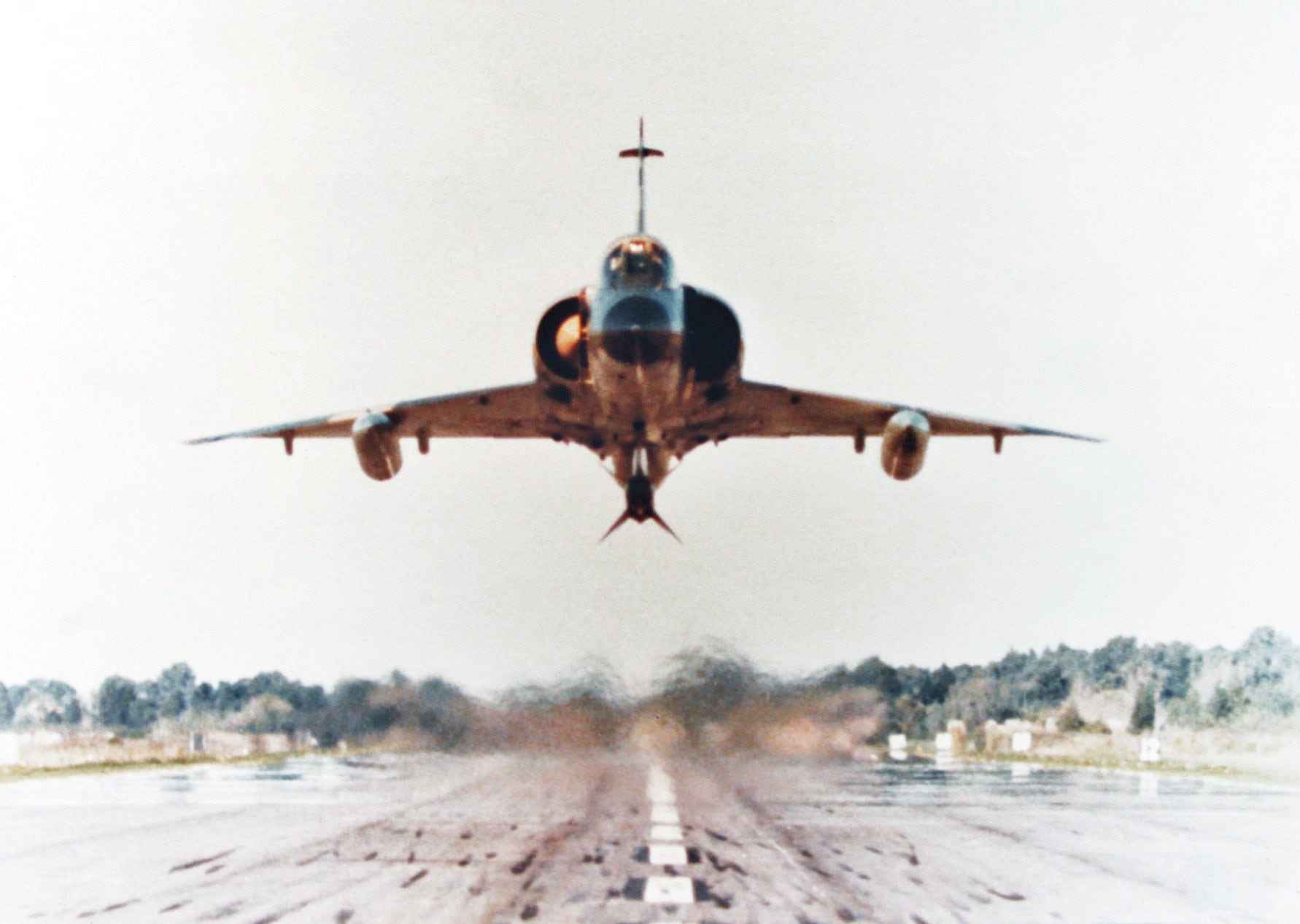 El capitán Marcos Juan Czerwinski realiza un pasaje rasante con un misil Matra 530 de ejercicio. “Mi límite en los vuelos rasantes eran mis rodillas, cuando me temblaban hasta ahí bajaba”. (Fotografía de Jorge Fazio).