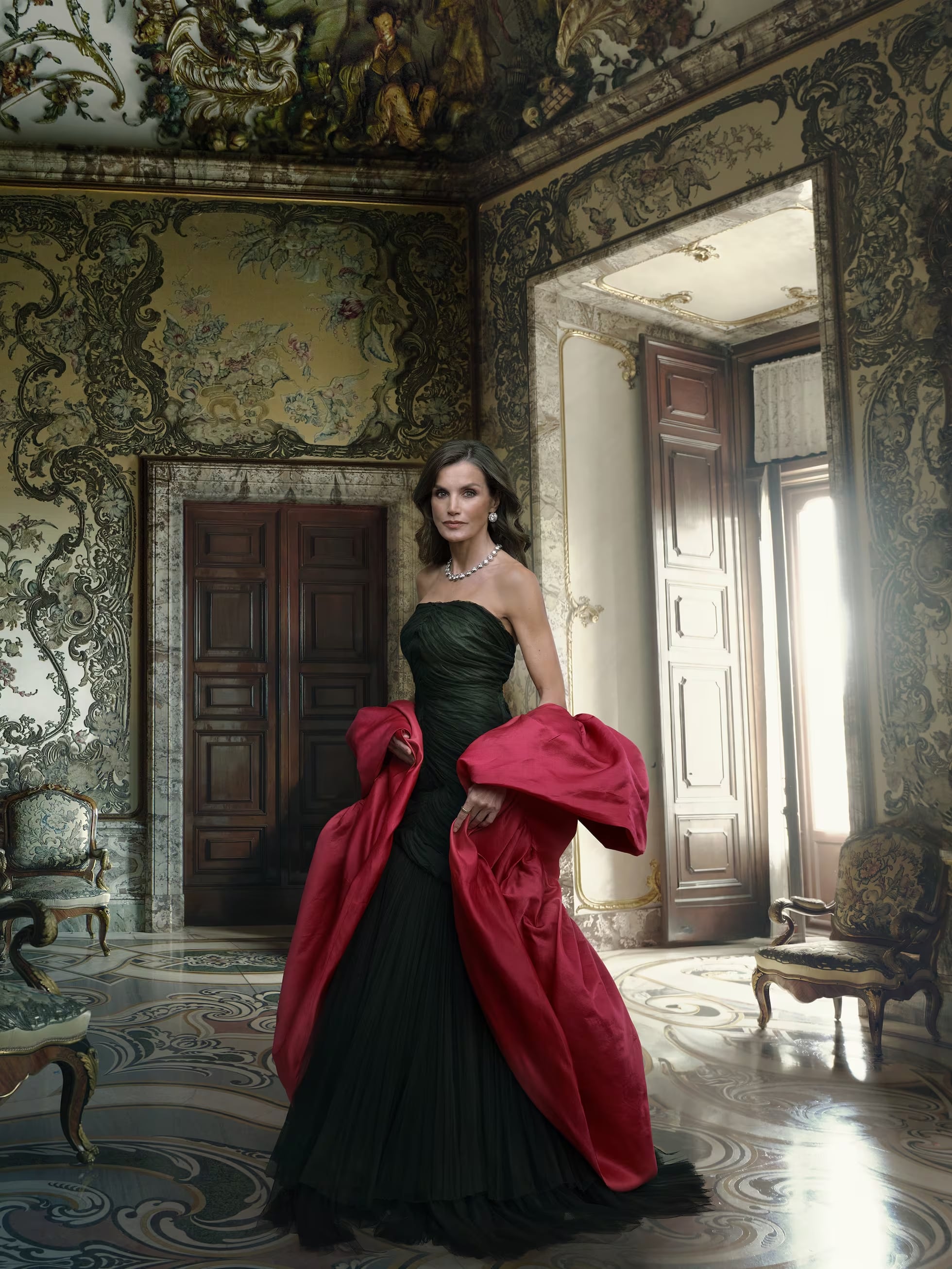 Impactante, Letizia, con un vestido negro y una capa roja de Balenciaga