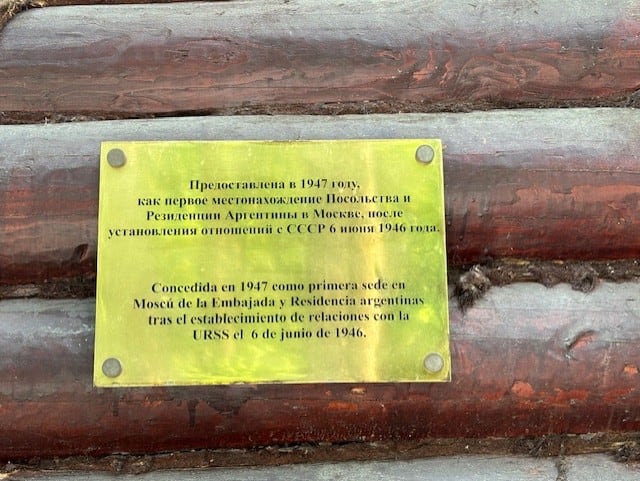 Placa que constata a la Dacha como primera sede de la Embajada Argentina en Moscú