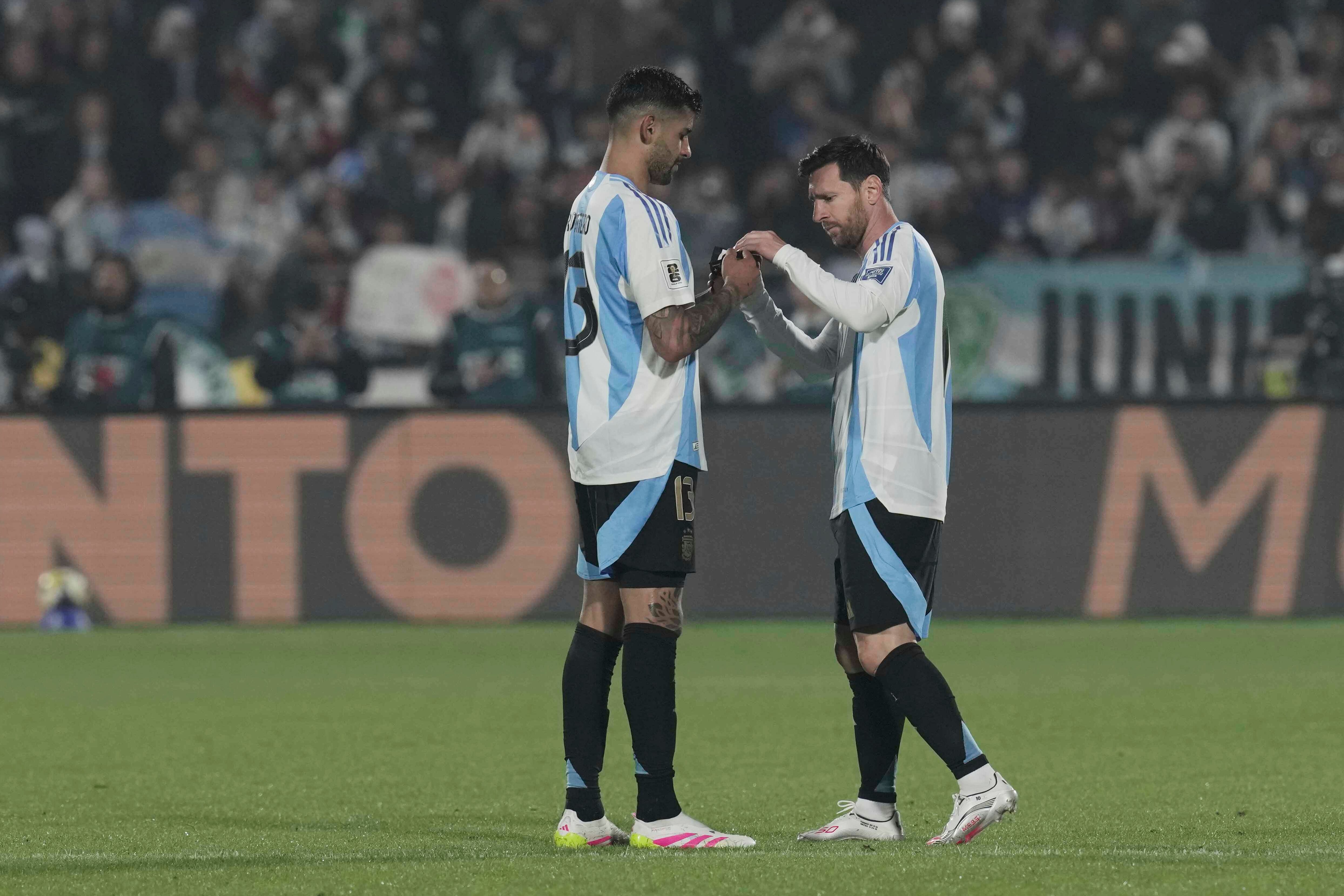 Cristian Romero entrega el brazalete de capitán a Lionel Messi, cuando el número 10 ingresa como suplente contra Chile; la entrada del rosarino se anticipó unos minutos por una lesión de Nicolás Paz.