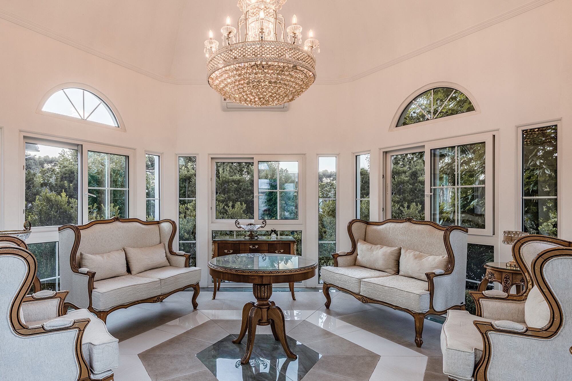 Un amplio living en el lobby