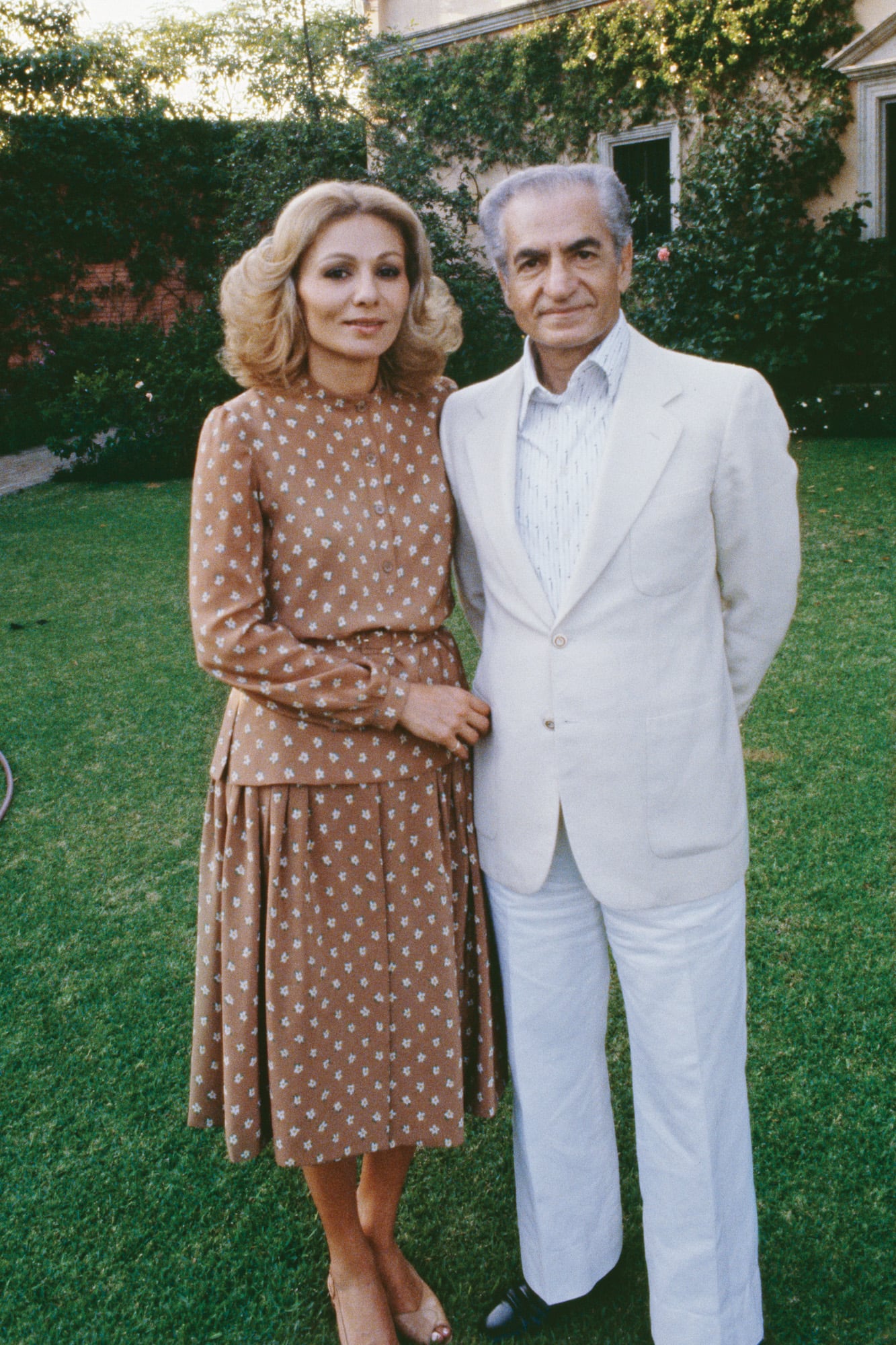 Mohammad Reza Pahlavi, Sha de Irán y su esposa Farah Diba durante los primeros días de exilio, en Cuernavaca, México (Photo by Daniele Darolle/Sygma via Getty Images)