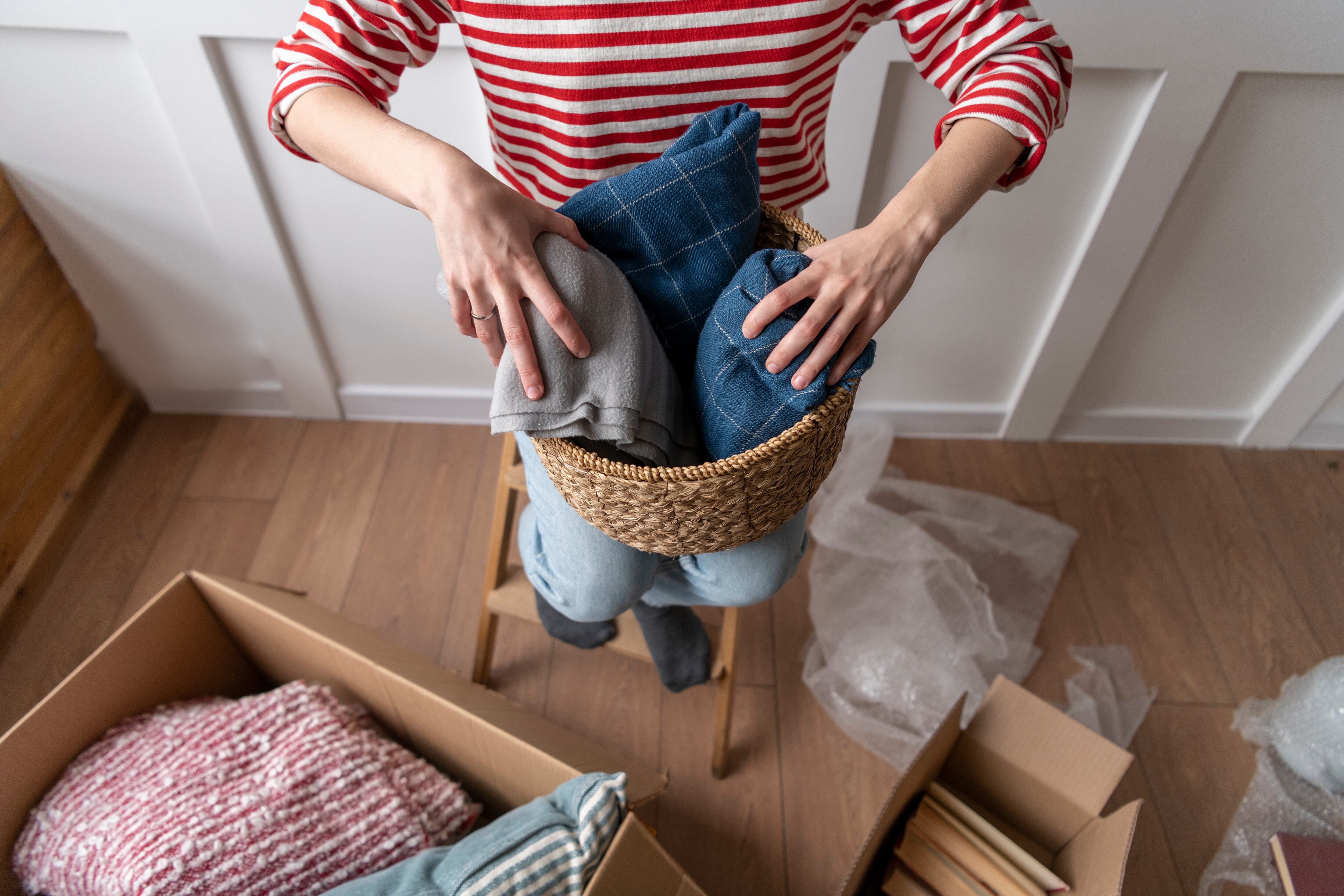 Cómo organizar el placard antes del verano y regalar lo que no se usa 5 Se recomienda donar las prendas en buen estado que ya no se utilizan (Foto: Freepik)