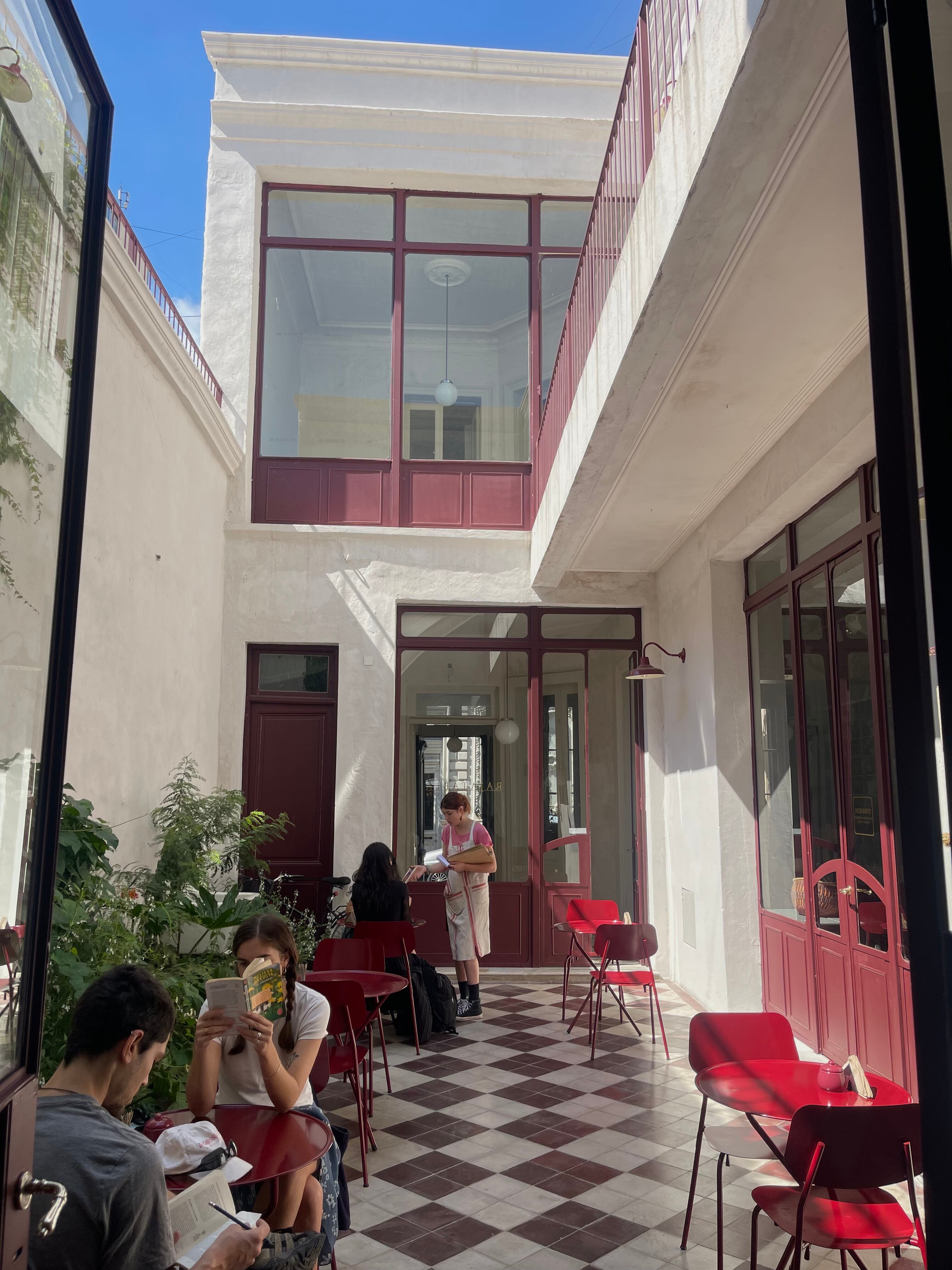 “Quisimos generar algo nuevo para el barrio. Si venís a pasear desde otros lados, comés algo rico, ves cosas lindas y tenés la posibilidad de entrar a una casa histórica”